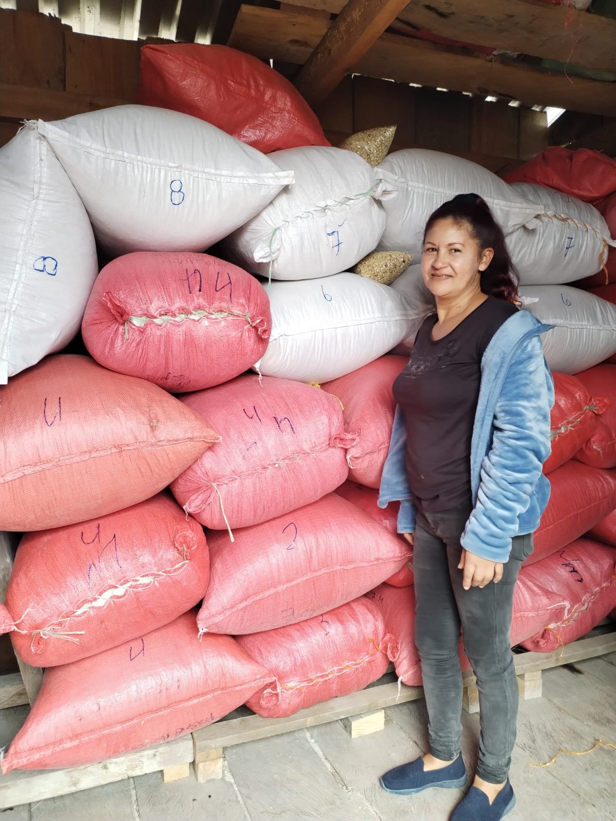 EMILIANA CON SACOS DE CAFE.jpg