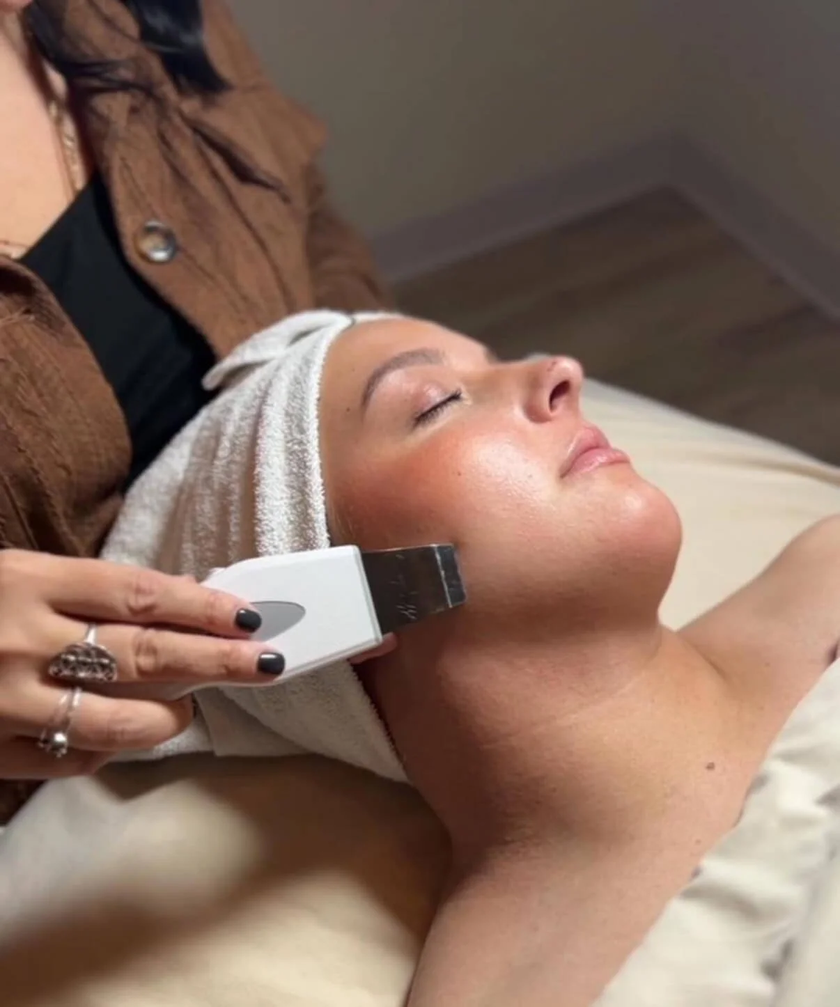 Esthetician doing dermaplaning at Salt + Light Salon and Spa in Cincinnati, Ohio