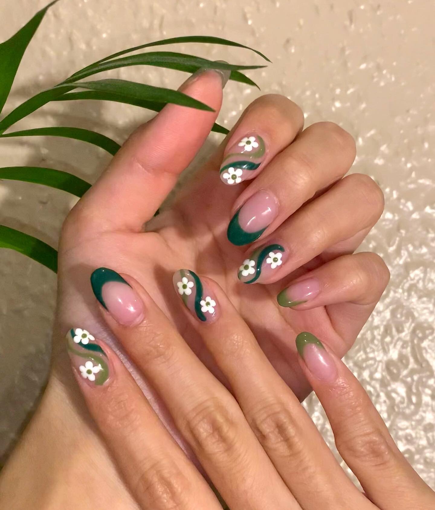 Loving this design! 

#nails #nailart #manicure #gelnails #nailstagram #nailswhitetip #nailcolourtip  #nailstyle #nailsart #naildesign #inspire #acrylicnails #gel #nailsnailsnails #nailtech #pedicure #gelpolish #nailinspo #floralnails