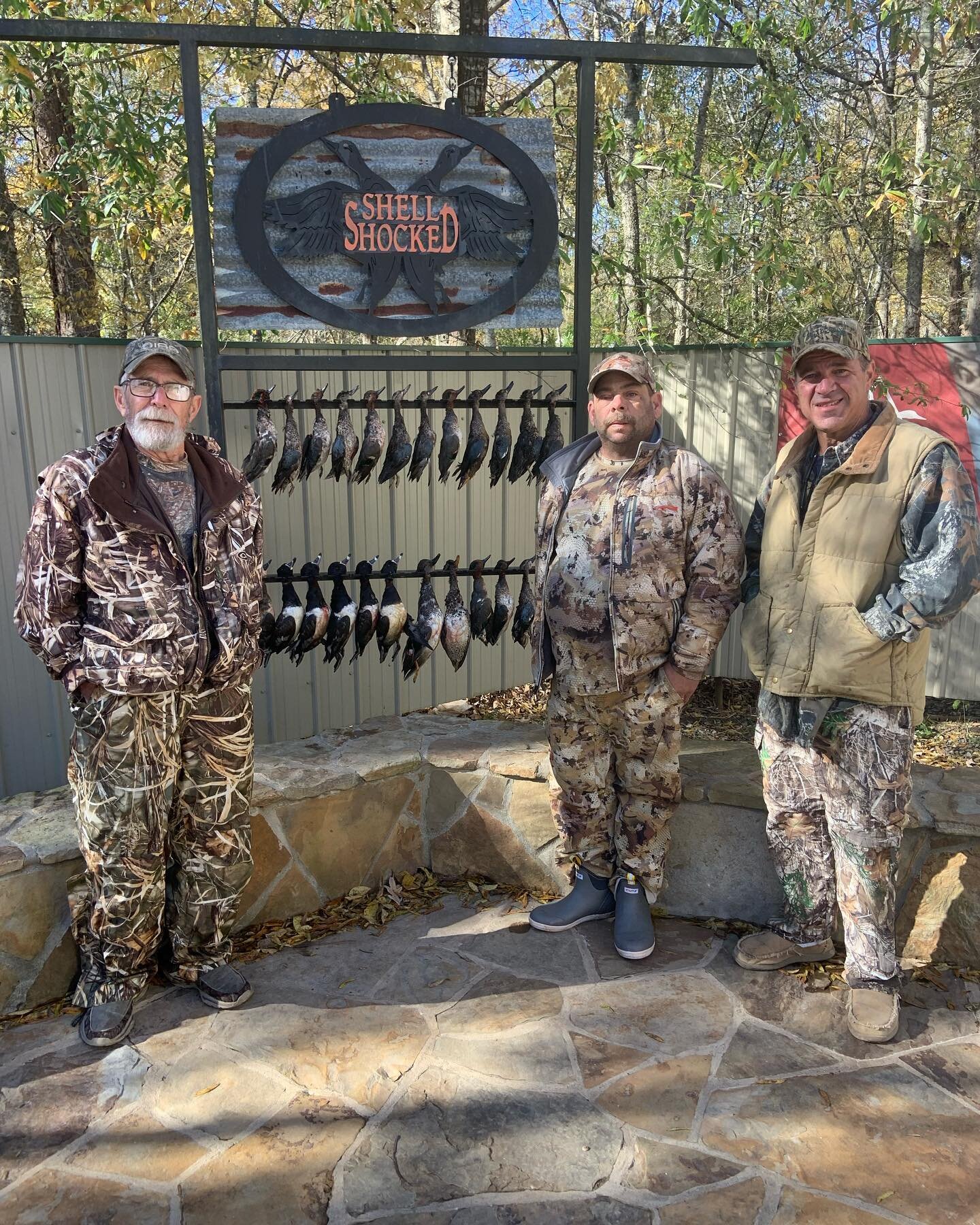 Strong north wind produce fresh birds for the week! And also we had a cancellation for Friday need a group minimum 4 so call (318)-201-3474 to book your hunt. #shellshockedguide #robrobertscustomgunworks #singletongamecalls #drakewaterfowl #swampboxc