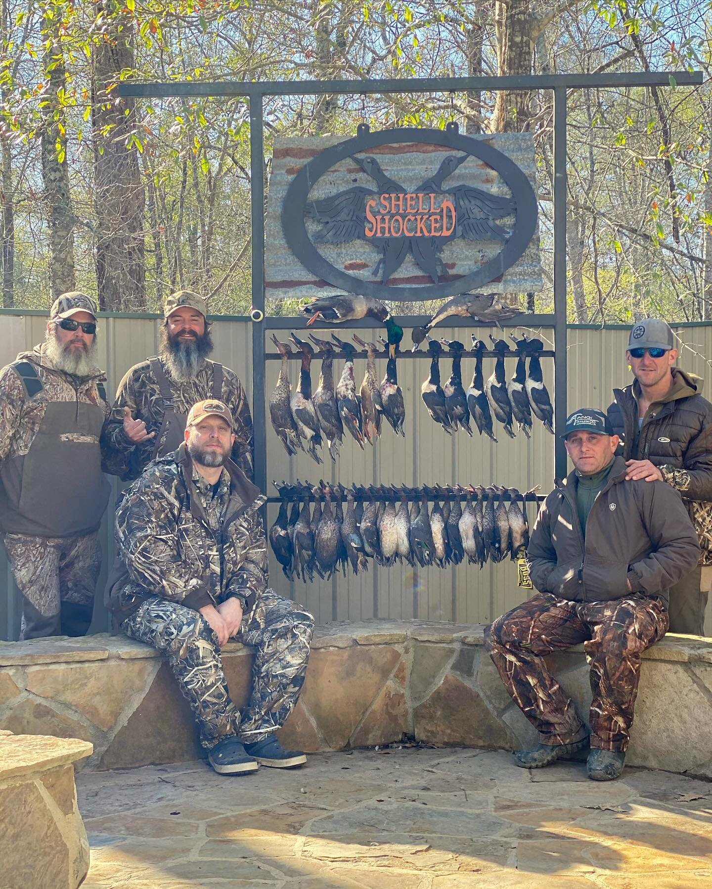 Feels good to be back in the blind. An we started it off with a bang too! #robrobertscustomgunworks #singletongamecalls #drakewaterfowl #migraammo #swampgear #mojooutdoors_official #tanglefreewaterfowl #dontasknicely #60daygrind #sickforit #louisiana