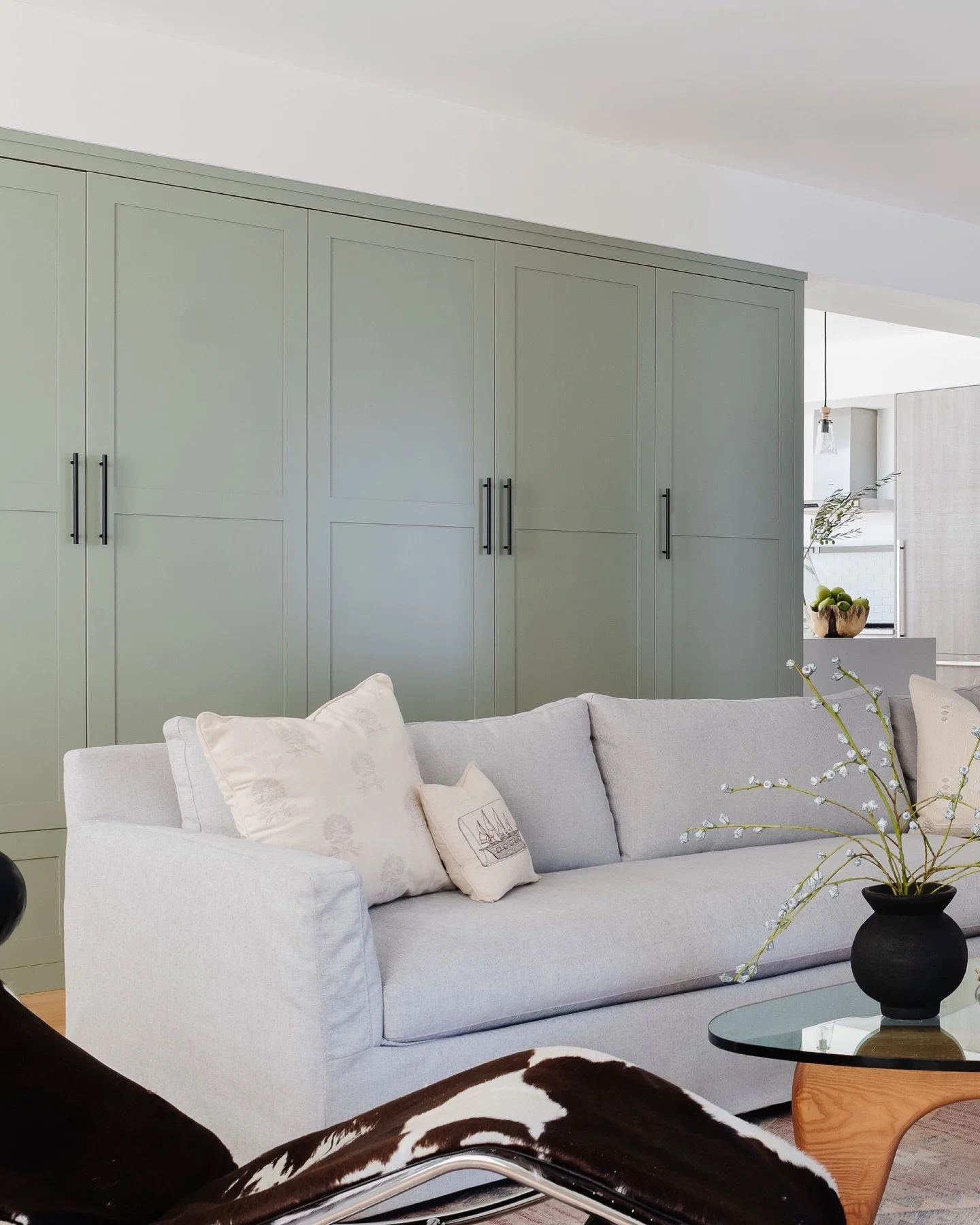 The prettiest green on these custom cabinets (Benjamin Moore Oil Cloth) makes for the prettiest storage.

What is your favorite green?

Interiors: @noelani_zervas_interiors
Photography: @jessicadelaneyphotography
Styling @seanwilliam_styling