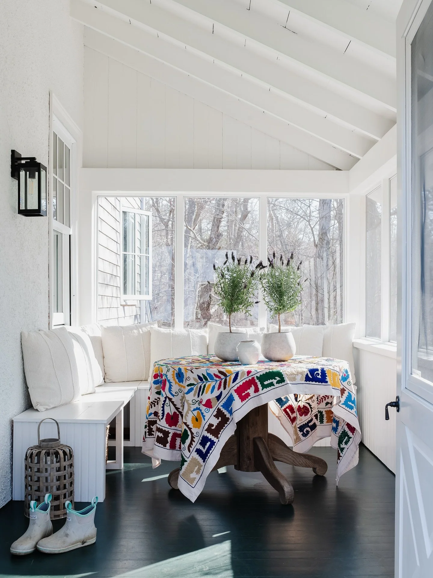 Wednesdays call for cozy seats, chic gardening flair 🪴and a splash of color that makes midweek feel anything but ordinary.

Styling @noelani_zervas_interiors 
Design @noelani_zervas_interiors 
📸 @jessicadelaneyphotography 

#designinspiration