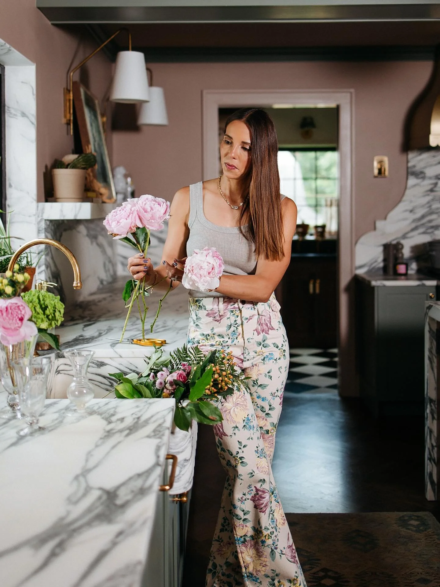 Can I tell you a secret? 
I low key LOVE grocery store flowers. They make the best hostess gift. Pop them in a vase that gives off ‘razzle dazzle’ and you’ve got a sure winner.
Things to keep in mind & pro tips:
-stick with o