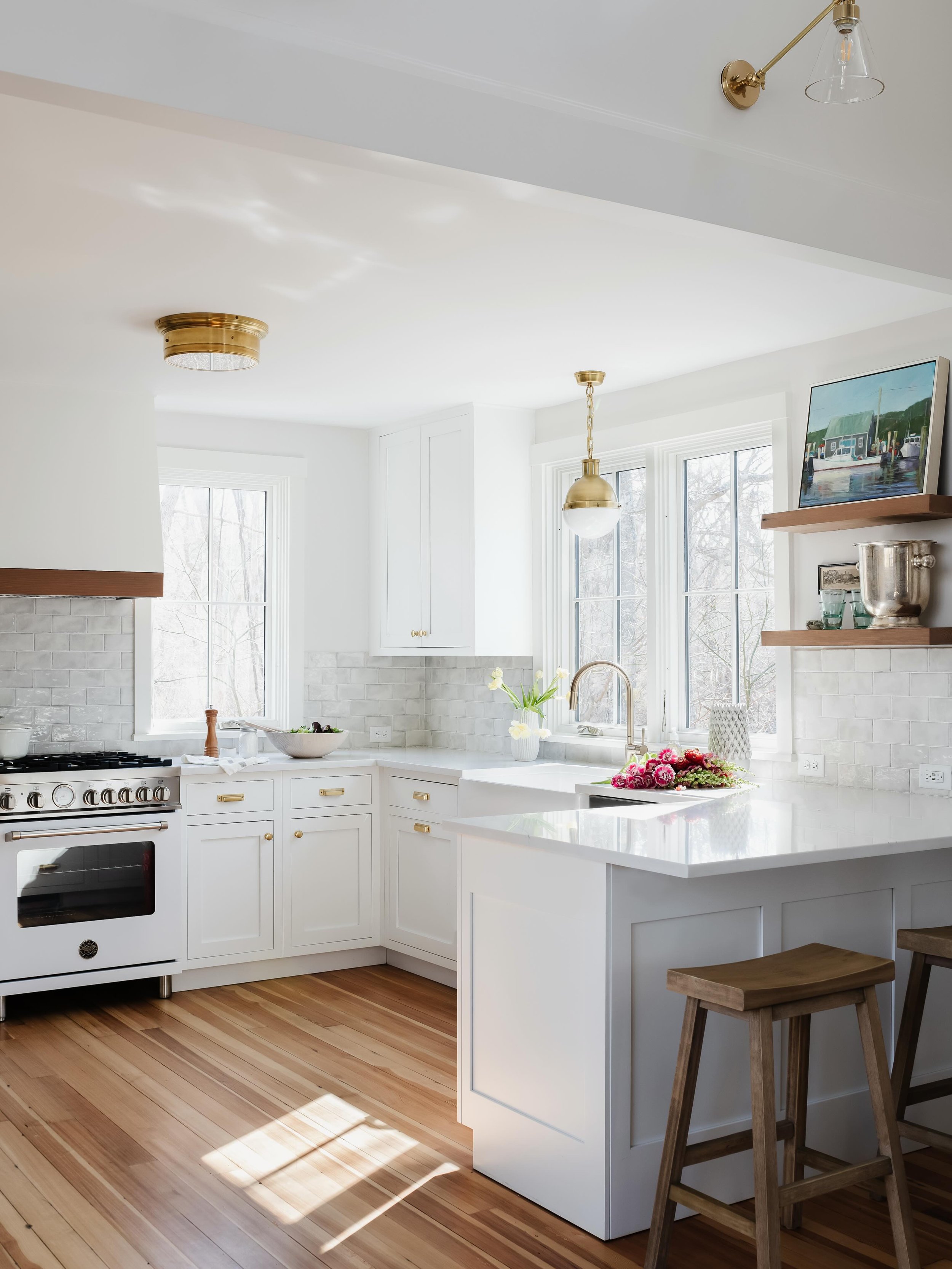 This gorgeous guest house is likely getting ready for summer right about now&hellip;..ready to welcome its first guests of the season. 

Originally an artist&rsquo;s studio, it is flooded with natural light. 

It is also packed with pieces from artis
