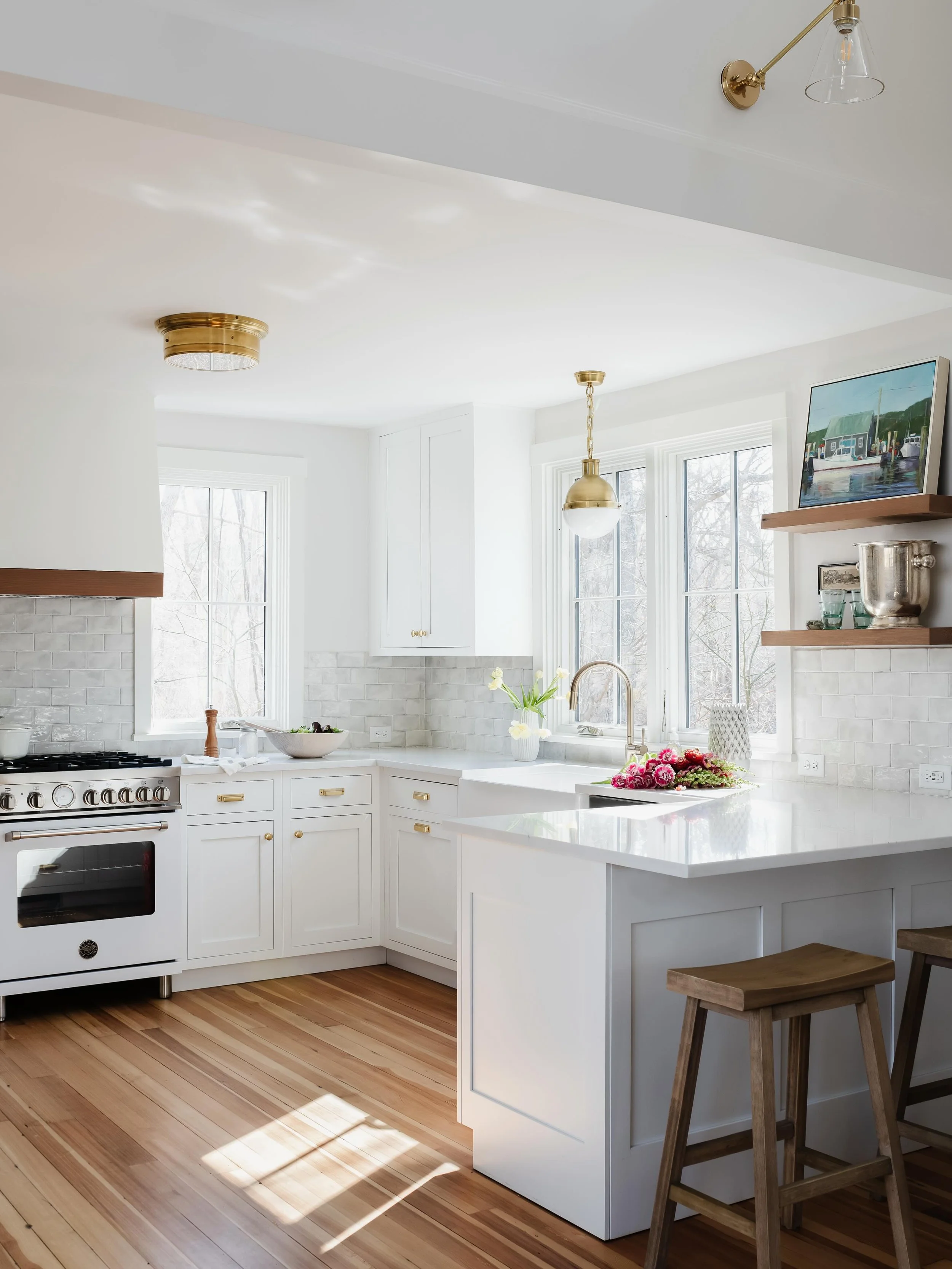 This gorgeous guest house is likely getting ready for summer right about now&hellip;..ready to welcome its first guests of the season. 

Originally an artist&rsquo;s studio, it is flooded with natural light. 

It is also packed with pieces from artis