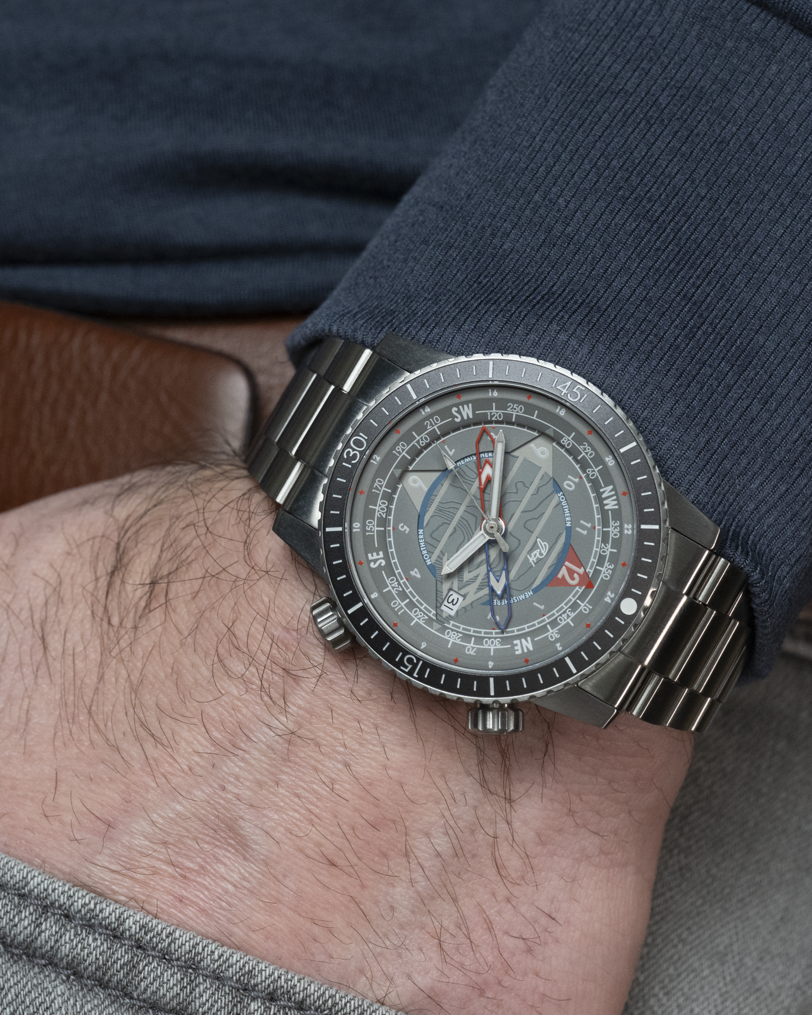 Lark - Wristshot - Gray.png
