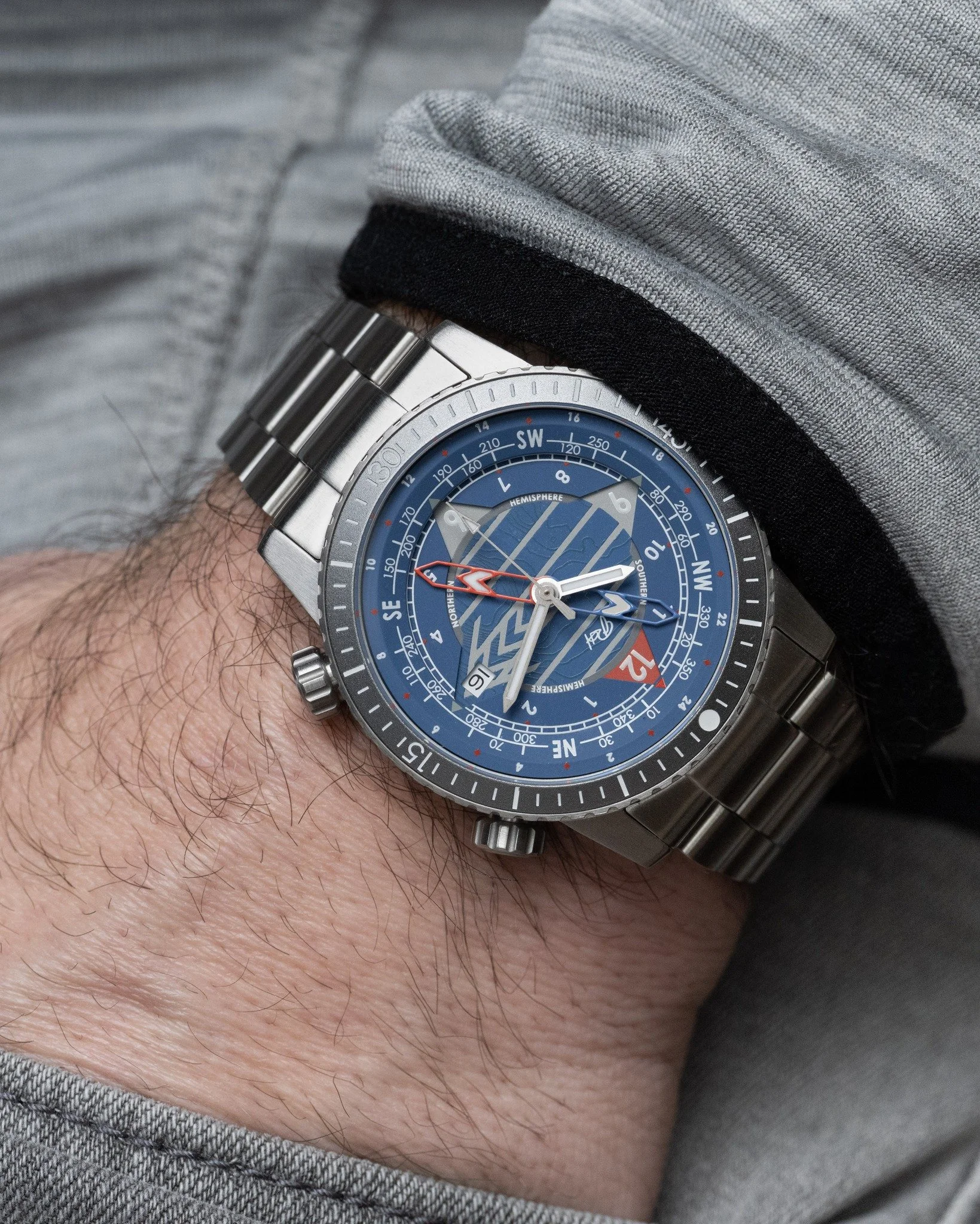Weekend wear with the Horizon Blue Lark. 🌊

Uncompromised durability. True GMT functionality. Built for the entire week.

⏳ We are exactly 10 days out from our April 1st Kickstarter launch! The momentum right now is massive, and those Super Early Bi