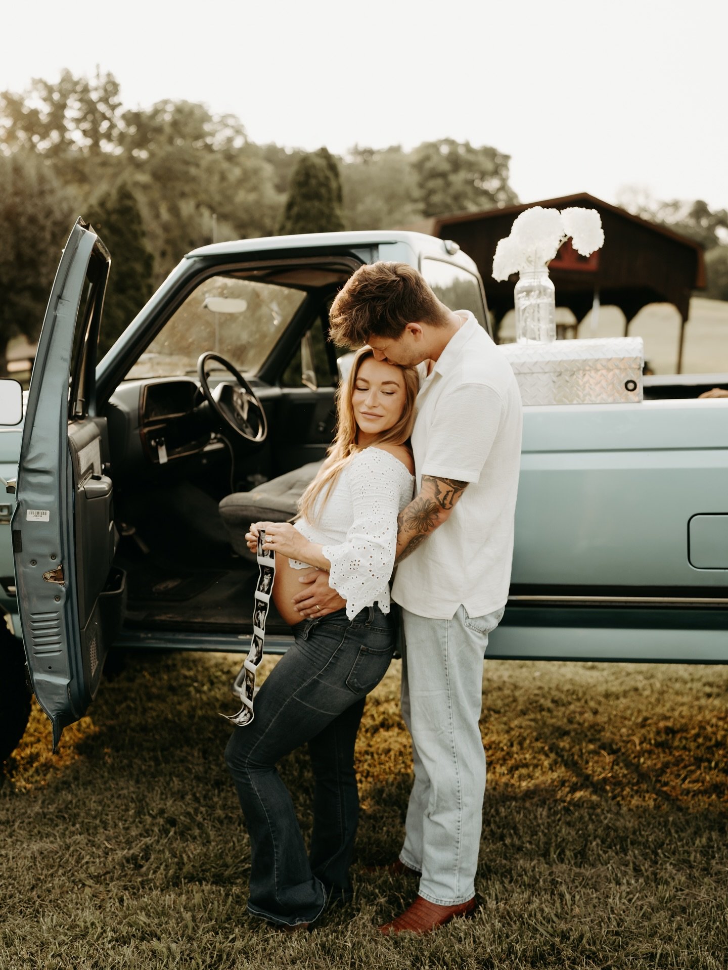 I can’t say enough how much I loved this maternity shoot with these two amazing people. And when they asked if they could bring their blue vintage truck? Um, yes pleaseee! 🥰
#maternitysession #maternityphotoshoot #nashvillematernity #pregnanc