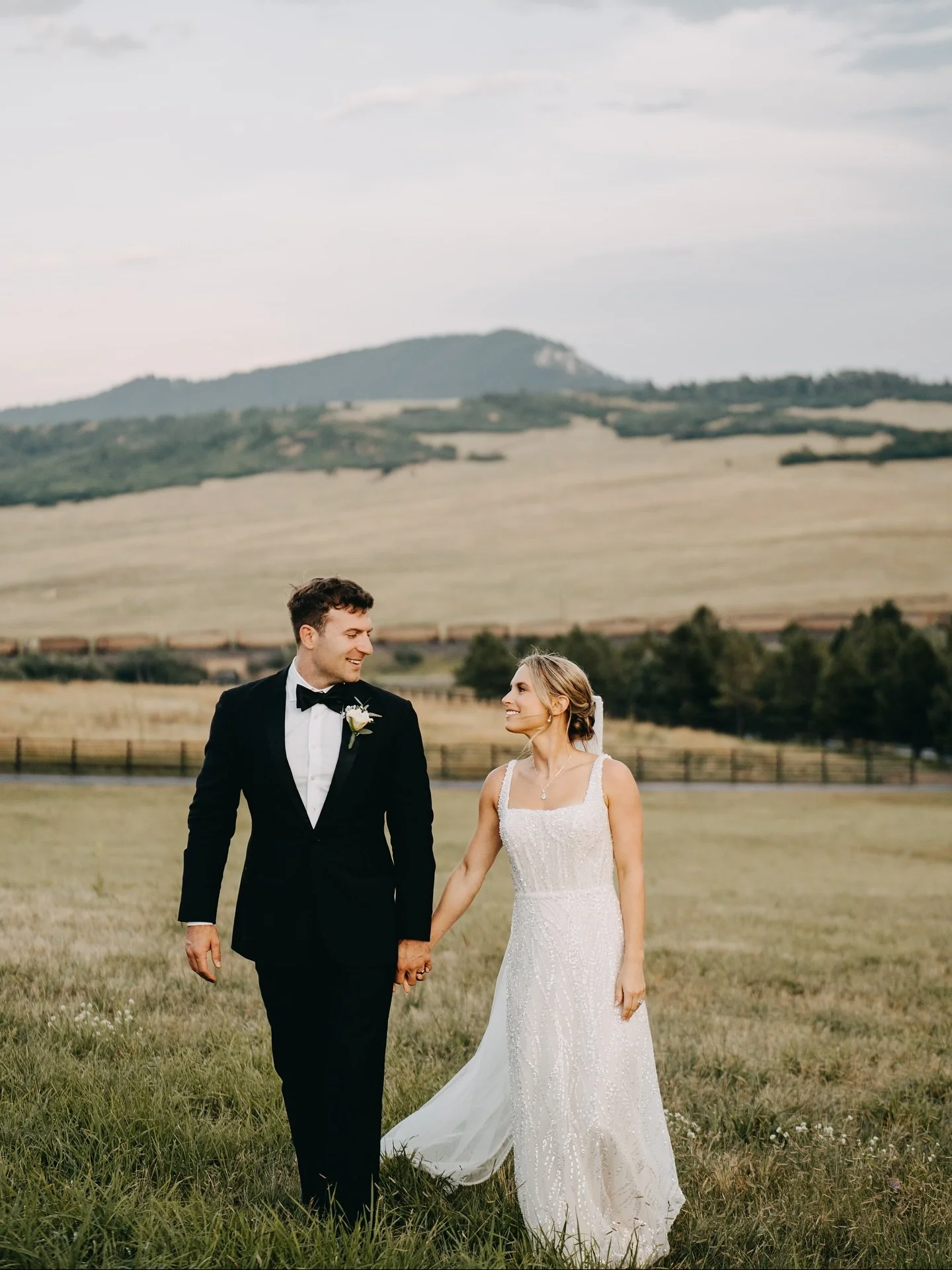 Getting married in Colorado? Yes, please!🏔️ Congrats to @livfree08 and @evanfrazier1 and their gorgeous wedding! ✨❤️
#weddingphotography #coloradowedding #coloradoweddingphotographer #coloradospringsphotographer