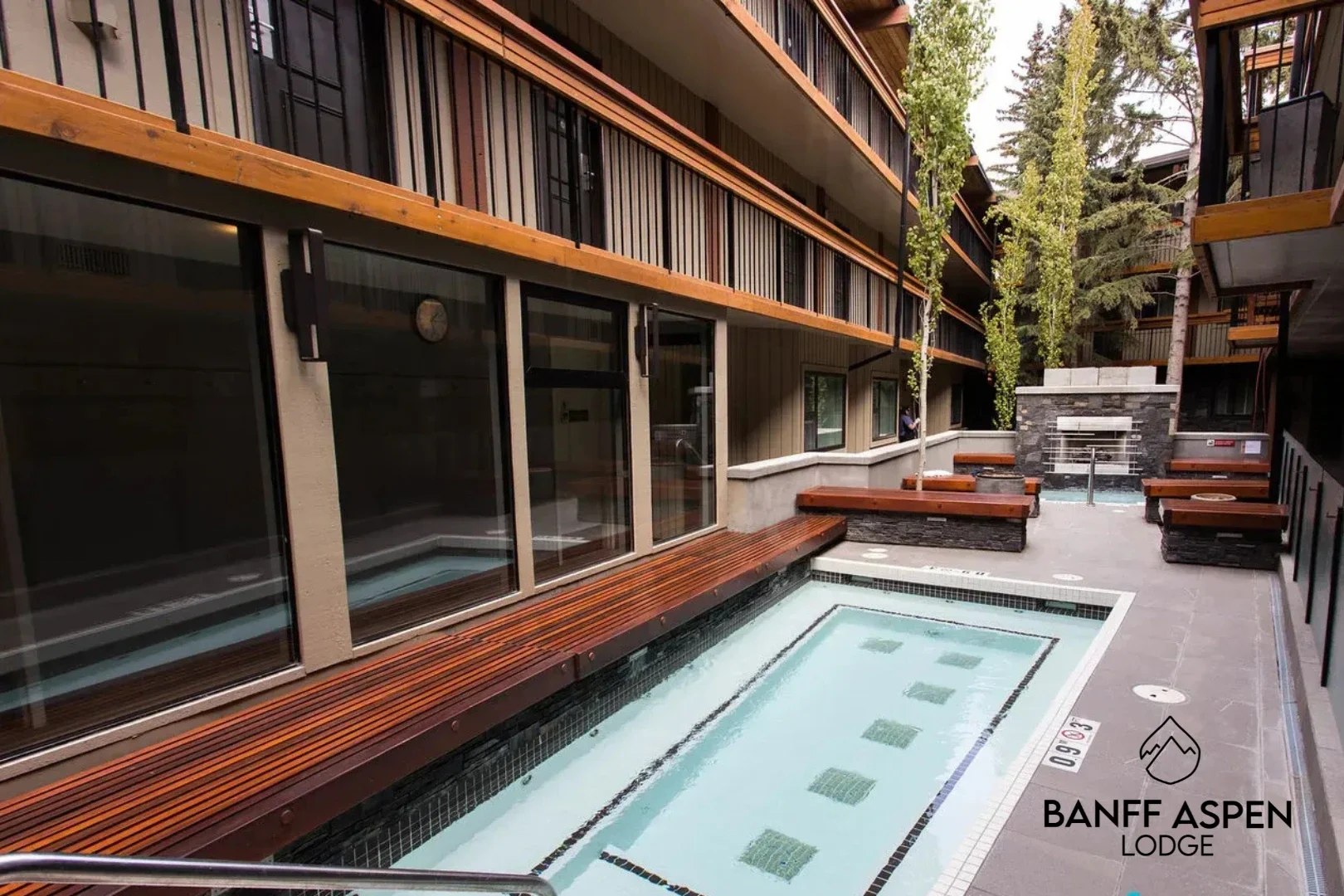 The Banff Aspen Lodge hotel with hot tubs in the courtyard