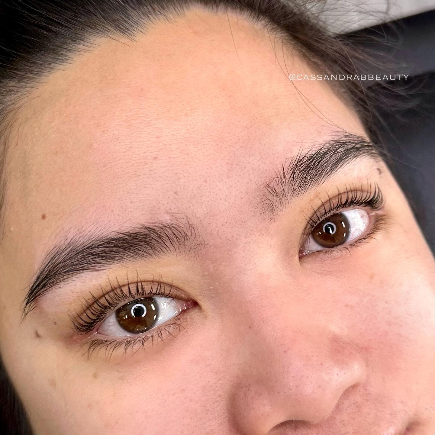Perks of a Lash LIFT 🖤
👉🏼 Low maintenance: lasts up to 6-8 weeks
👉🏼 Rub your eyes all you want!
👉🏼 No limitations on skincare/makeup (oils, products, mascara, strip lashes etc)
👉🏼 Quick service - 30-40 mins
👉🏼 Wide-awake, lifted appearance