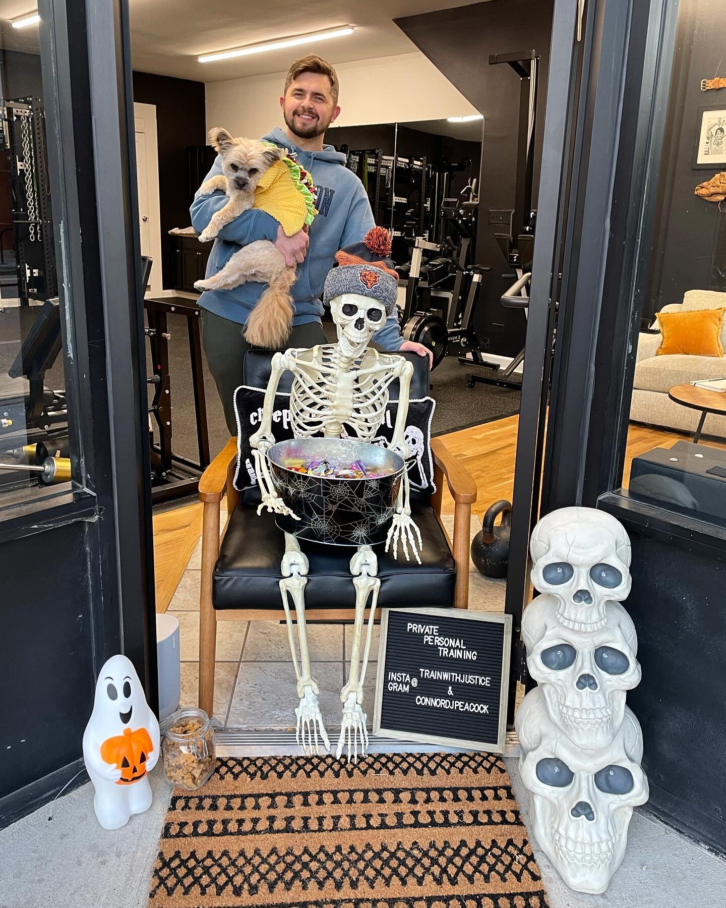 Happy Halloween from our family to yours!!! We hope everyone is having a fun and safe night! We loved seeing all the kiddos (and pups) dressed up and enjoying the perfect weather. 👻🎃🍭#happyhalloween #trainwithjustice #cpeakperformance #bucktown #b