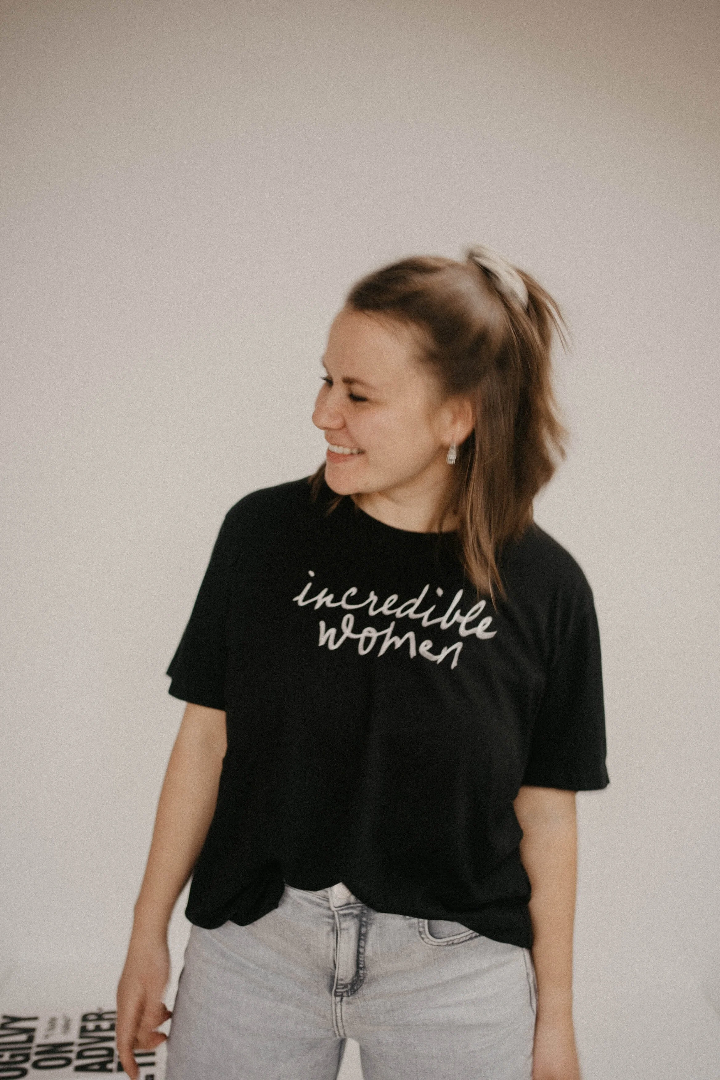 Katja Scalia mit T-Shirt Aufdruck "Incredible Women"