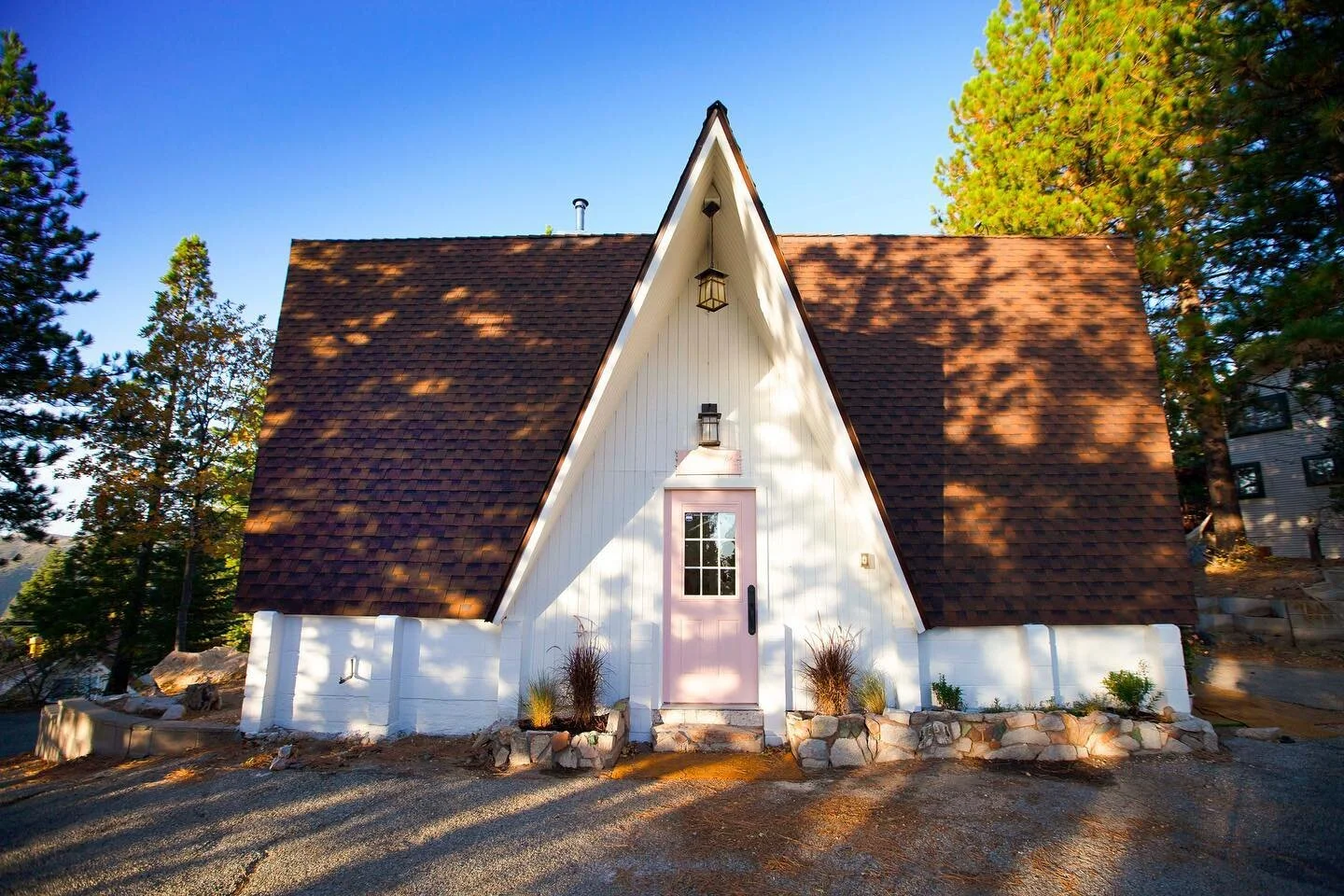 🍎//\🌲
More #cabin love from @apartmenttherapy! Thrilled to be listed in 11 Stunning Cabins and A-Frames That&rsquo;ll Make You Want to Run Off to the Woods alongside some other favorites of mine&hellip; link in bio.

📸 by @katejohnsonartist
