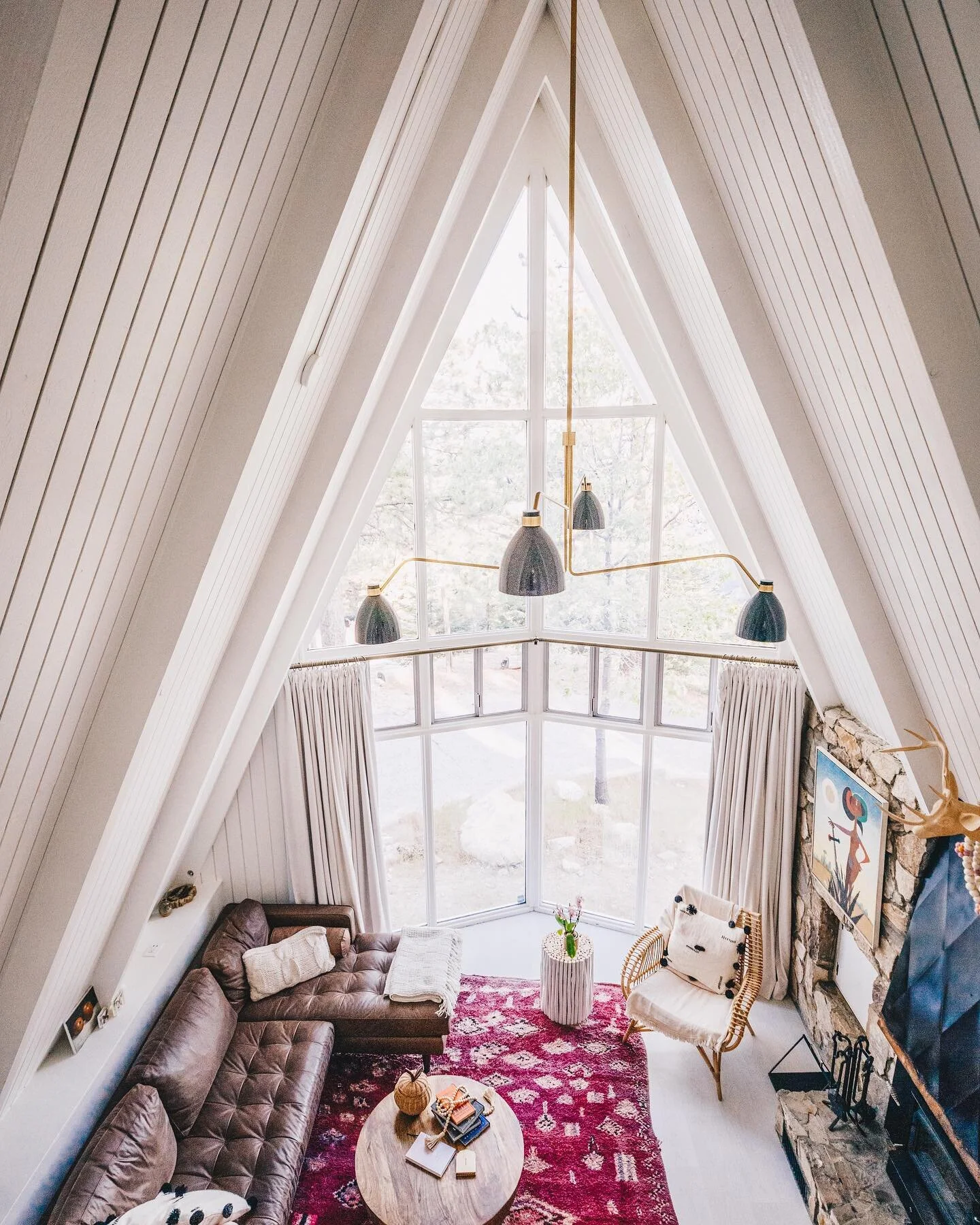 🍎//\🌲
A great place to cozy up.

And, there&rsquo;s snow on the horizon&hellip;
According to my weather app - we will have a big snow dump this weekend in the mountains. 

Bring it on!

📸 by @angelaconners