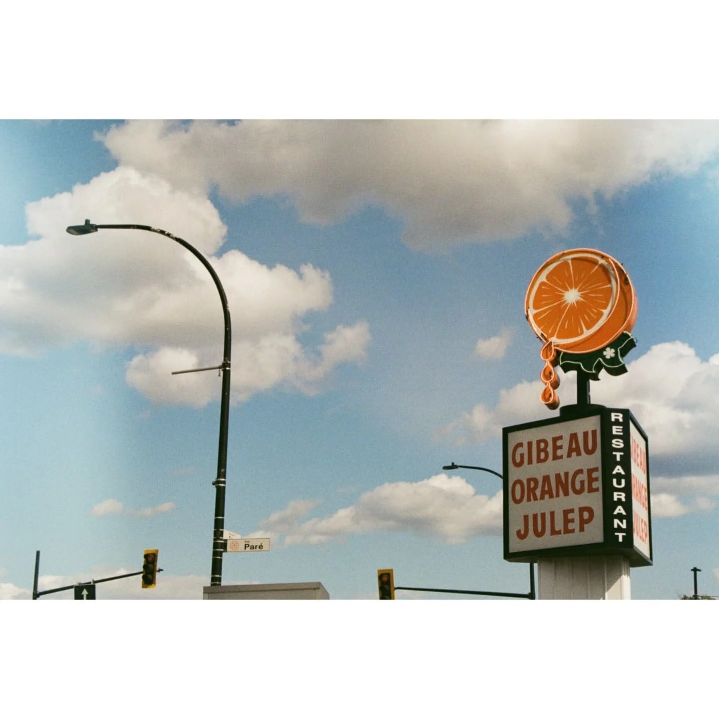 🍊🍊🍊
&bull;
&bull;
&bull;
I had absolutely no idea Orange Juleps were so tasty 👄
&bull;
#minolta #kodak200 // #downtowncamera