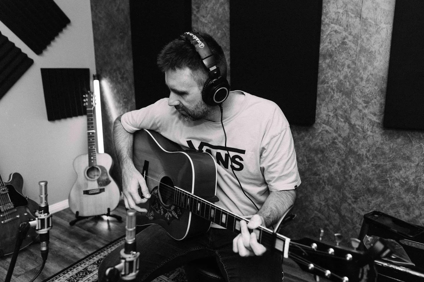 Making the most of my time back in Australia 🇦🇺 over the summer working on a cracking new @jakedaveymusic project. Creating with your friends is as Good As It Gets! 

🎥 📸 🎸 

#create #musician #artist #film #photo #record