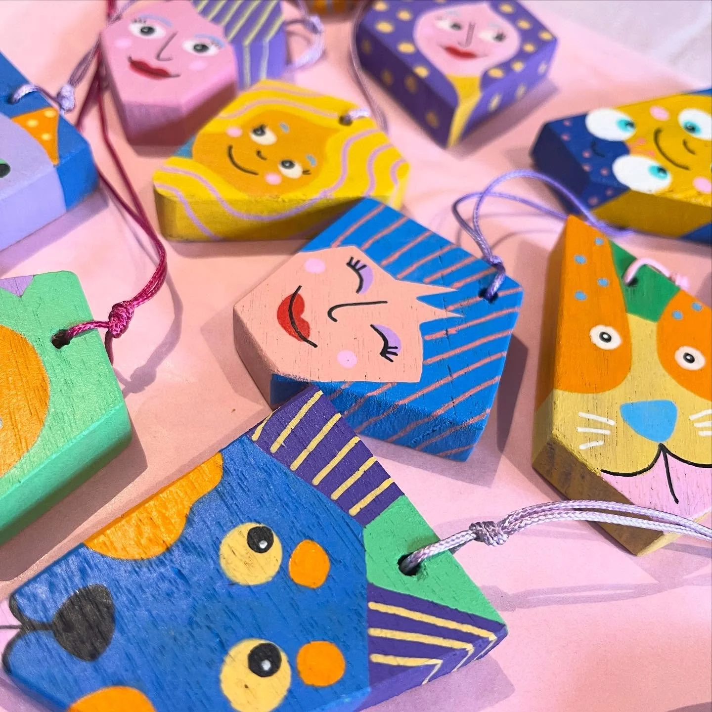 Hangy Dangles! Hangy Dangles!
I am having such a fun time turning you and your loved ones into spesh little ornaments 😭
Still available through my shop!