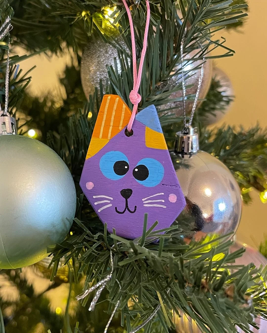 Give your Chrissy tree a glow-up with Hangy Dangles!

Custom portraits of your fave people (and pets!) as festive season ready decorations. 
Each one is hand painted from your photo, made to order on off-cuts of Australian hardwood.

Here&rsquo;s how