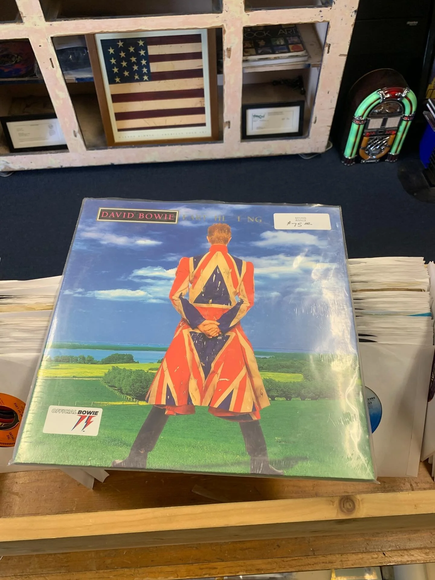 David Bowie - Earthling @soundannex 

&mdash;&mdash;

&ldquo;Sound Annex&rdquo;

LP&rsquo;s CD&rsquo;s DVD&rsquo;s Tapes &amp; More

⬛️⚫️🎶 🎛📈✌️

#vinyl #recordsreposted #music #movies recordstore owner soundannex @soundannex yubacity California