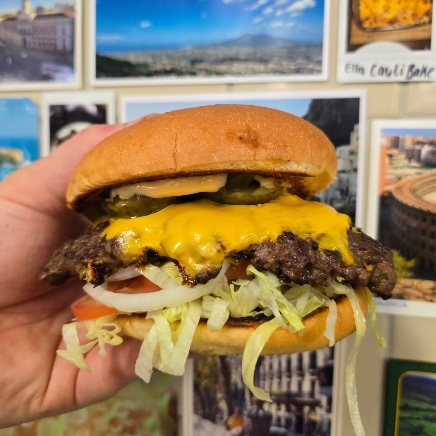 Back by popular demand is our beef smash burger!! Smashed beef patty, potato bun melty cheese, salad and burger sauce. Pickles and jalapenos optional as always 
Available 9am until sold out only $15
#haveyoubeenfedbyjed #hotlunchwednesday #haveyoueve