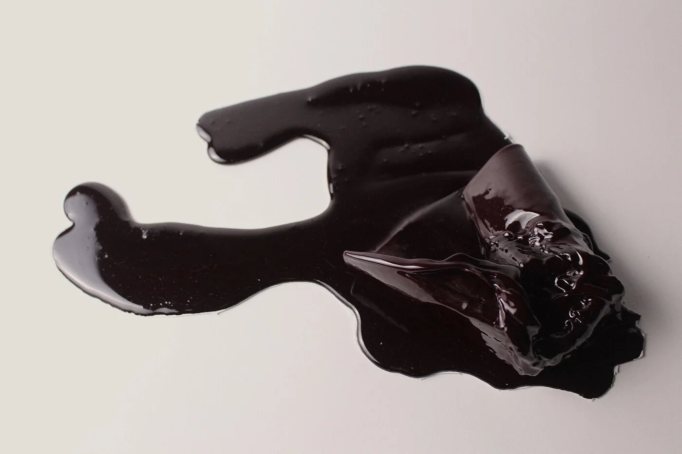 To Sip from the Sweet Cup (swallow the lump of illusion, spit yourself out in shards), Sugar glass, photography roll and light, square steel structure, 2021