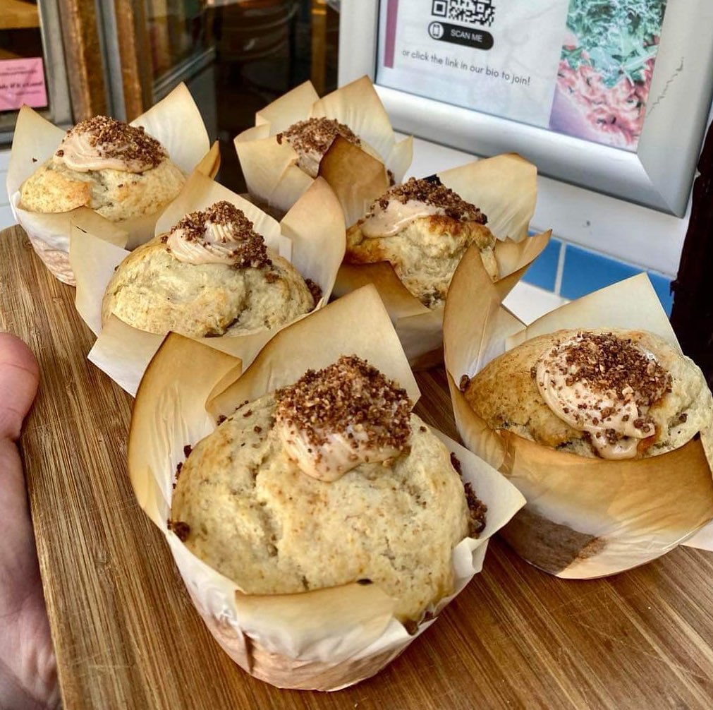 We make muffins every Monday to help you to start the week off with a bang&hellip;today you can enjoy 𝗕𝗔𝗡𝗔𝗡𝗔 𝗖𝗔𝗥𝗔𝗠𝗘𝗟 𝗖𝗛𝗘𝗘𝗦𝗘𝗖𝗔𝗞𝗘 𝗠𝗨𝗙𝗙𝗜𝗡𝗦 🤯🤯

Muffins are available on our APP/WEBSITE for takeaway pickup or for delivery u