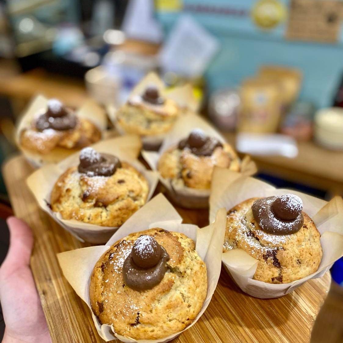 Muffin Monday is here!! today you can enjoy some delicious 𝗗𝗢𝗨𝗕𝗟𝗘 𝗖𝗛𝗢𝗖 𝗕𝗔𝗡𝗔𝗡𝗔 𝗠𝗨𝗙𝗙𝗜𝗡𝗦 🤯🤯

Muffins are available on our APP/WEBSITE for takeaway pickup or for delivery using DOORDASH

🔗please click the link in our bio to orde