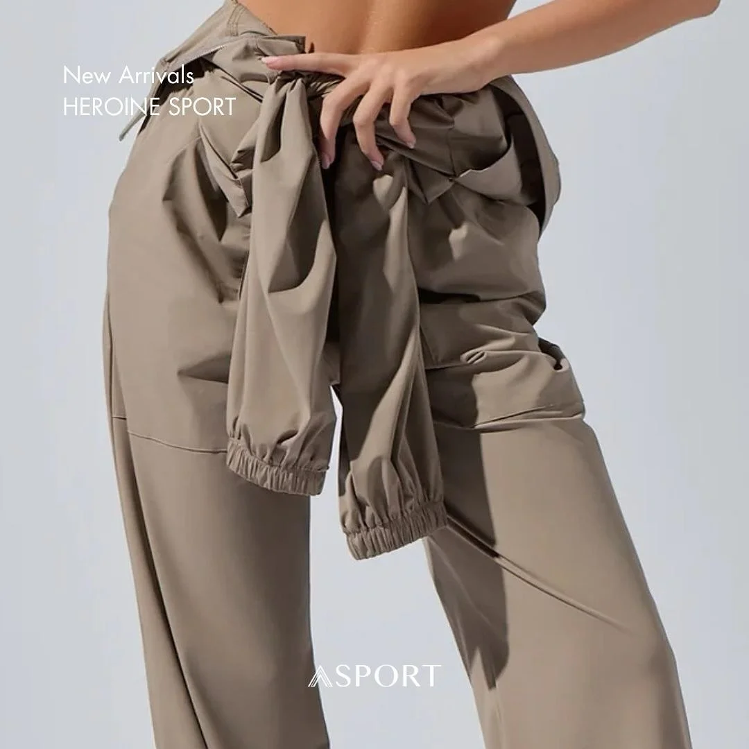 -
#newarrivals
#comingsoon
本週新品即將推出 Heroine Sport，除了熱銷的寬腰帶工裝褲補貨外，本季更帶來冬季全新顏色。自然植披的中性色調，柔和且沈穩，非常適合冬季穿搭。金屬色運動內衣與高腰緊身褲也是 Heroine Sport 的必備單品，鈦紅與珍珠白兩款新色，讓每一次運動都能帶上假期的輕鬆與時尚感。

Coming soon in ASPORT stores.

#fashion
#wellness
#fitness
#asport