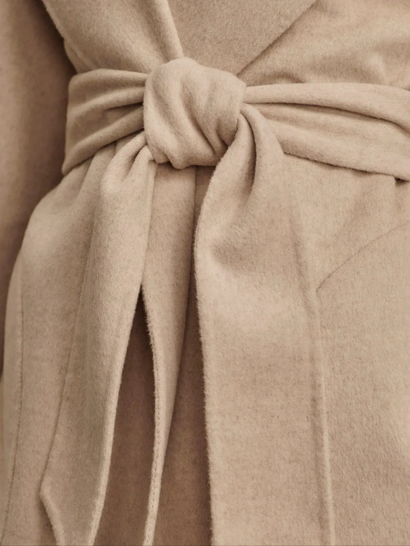 -
天氣轉涼，是時候拿出厚外套了 🍂
融合倫敦的經典、洛杉磯的隨性與紐約的俐落，VARLEY 今年秋冬帶來多款外套與背心，從針織、羊羔絨到羽絨，為每一種氣溫找到剛好的溫度。

最近的微涼天氣，也別錯過輕盈又有型的背心款式 &mdash; 讓你在運動與日常之間，自在切換。

Now available in ASPORT stores.

#fashion #fitness #wellness #technology