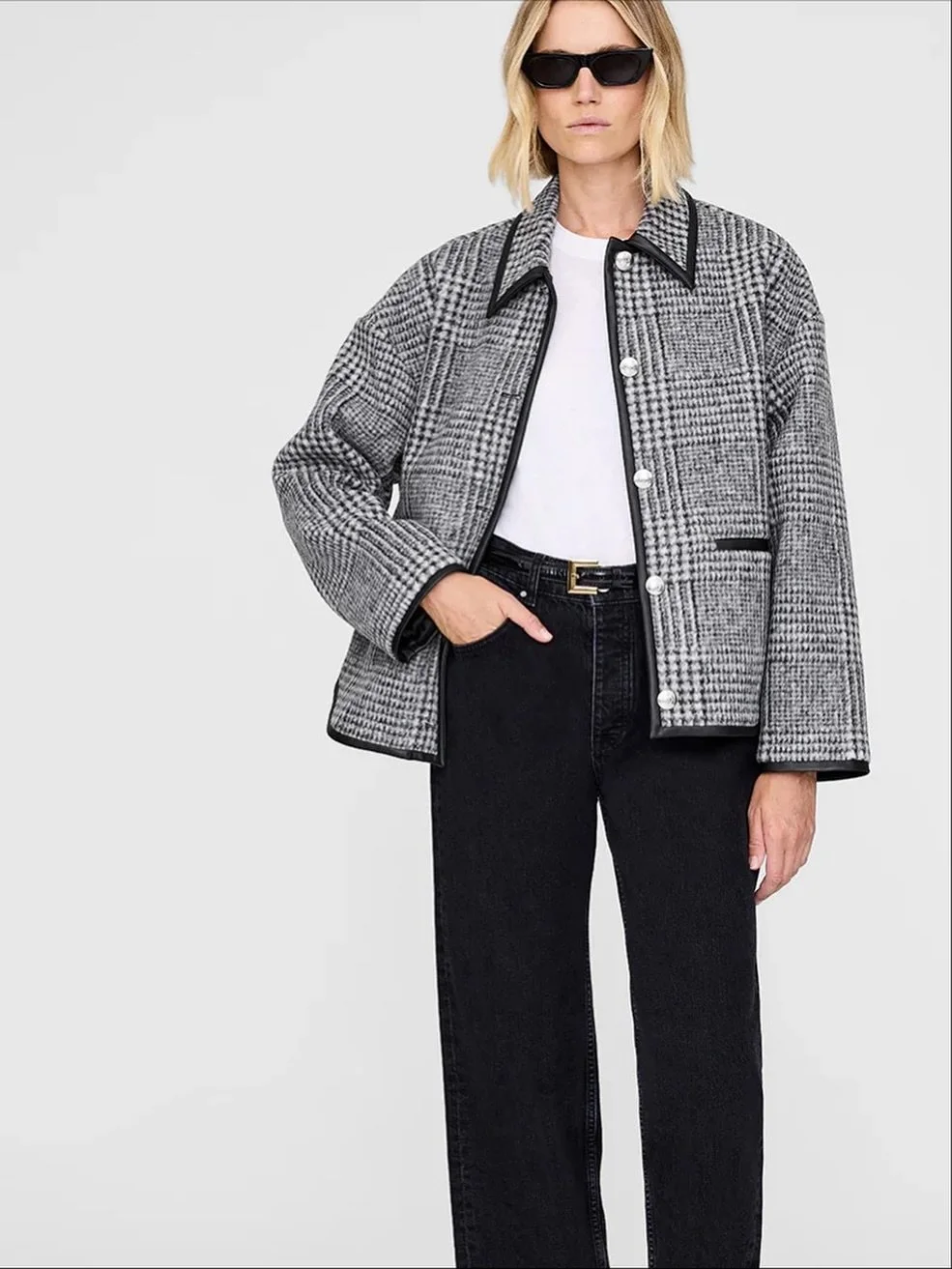 -
在簡約線條與永恆風格之間，ANINE BING 以低調卻深刻的力量，展現屬於現代女性的柔美與獨立。
每一件設計，都像是貼近生活的質感陪伴&mdash;&mdash;不張揚、卻讓日常變得更從容、更高級。

ASPORT 精選 ANINE BING FW25 系列，以沉穩的灰黑色系勾勒洗鍊格調，將力量與優雅悄然融入日常步調。

Now available in ASPORT stores.

#fashion
#wellness
#fitness
#technology