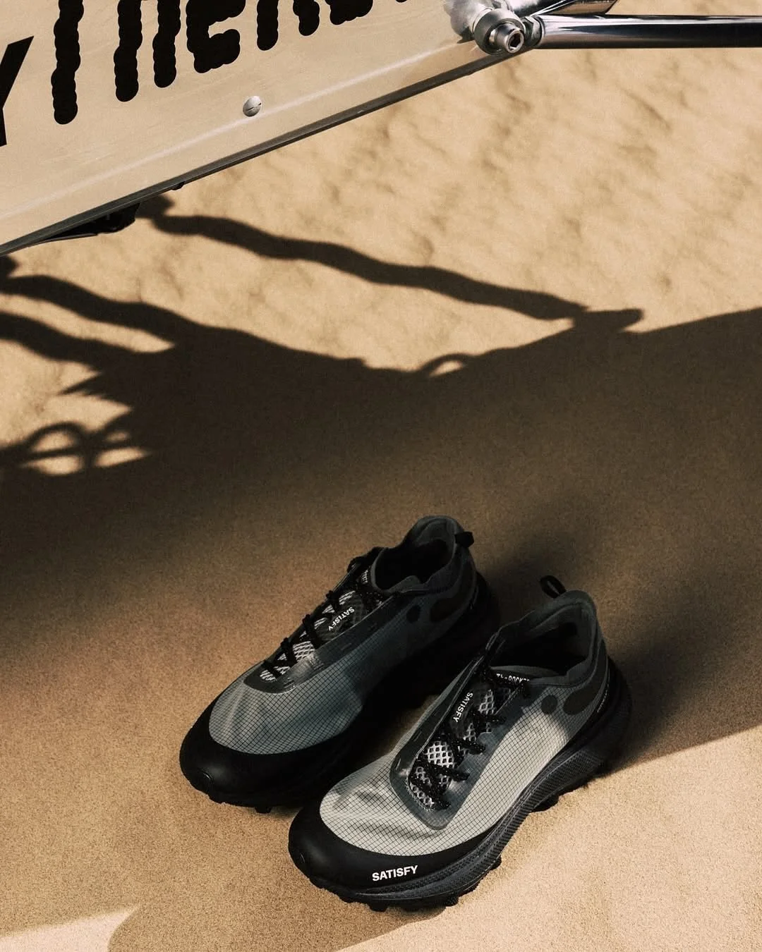 -
法國高端跑步品牌 SATISFY 推出首雙越野跑鞋 TheROCKER。誕生於城市與荒野之間，它像一筆乾淨利落的線條，把跑者的步伐連結到更廣闊的風景。

Rippy&trade; 66 鞋面輕盈而強韌，穩定貼合雙足；Euforia&trade; Foam 中底讓每一次落地都帶著柔軟的回聲，平衡速度與舒適；Vibram&reg; TuneLug&trade; 外底源自 RC 賽車的靈感，鞋齒如雕刻般立體，在碎石、雨後土壤與斜坡上亦保持從容。

Now available in ASPORT s