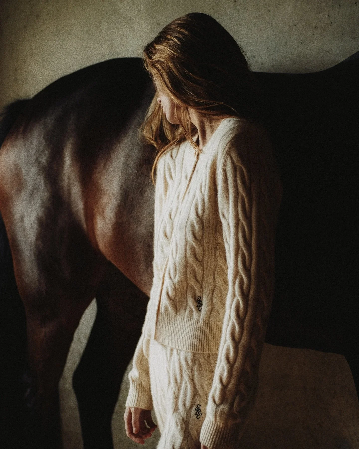 -
#newarrivals
#comingsoon

在季節轉換的步調裡，SPORTY &amp; RICH 以一貫的美式復古運動風，為日常帶來更舒適、也更純粹的質感選擇。

本週新品帶來冬季必備的立體麻花針織衫與天鵝絨套裝🧶🦢
立體麻花針織衫厚實而輕柔，立體紋理像是被細心雕刻過，一件就能將日常昇華。
天鵝絨套裝的柔軟面料搭配細緻光澤，穿上後的鬆弛與輕鬆感，是屬於 SPORTY &amp; RICH 的標誌語言。

Now available in ASPORT stores.

#fas