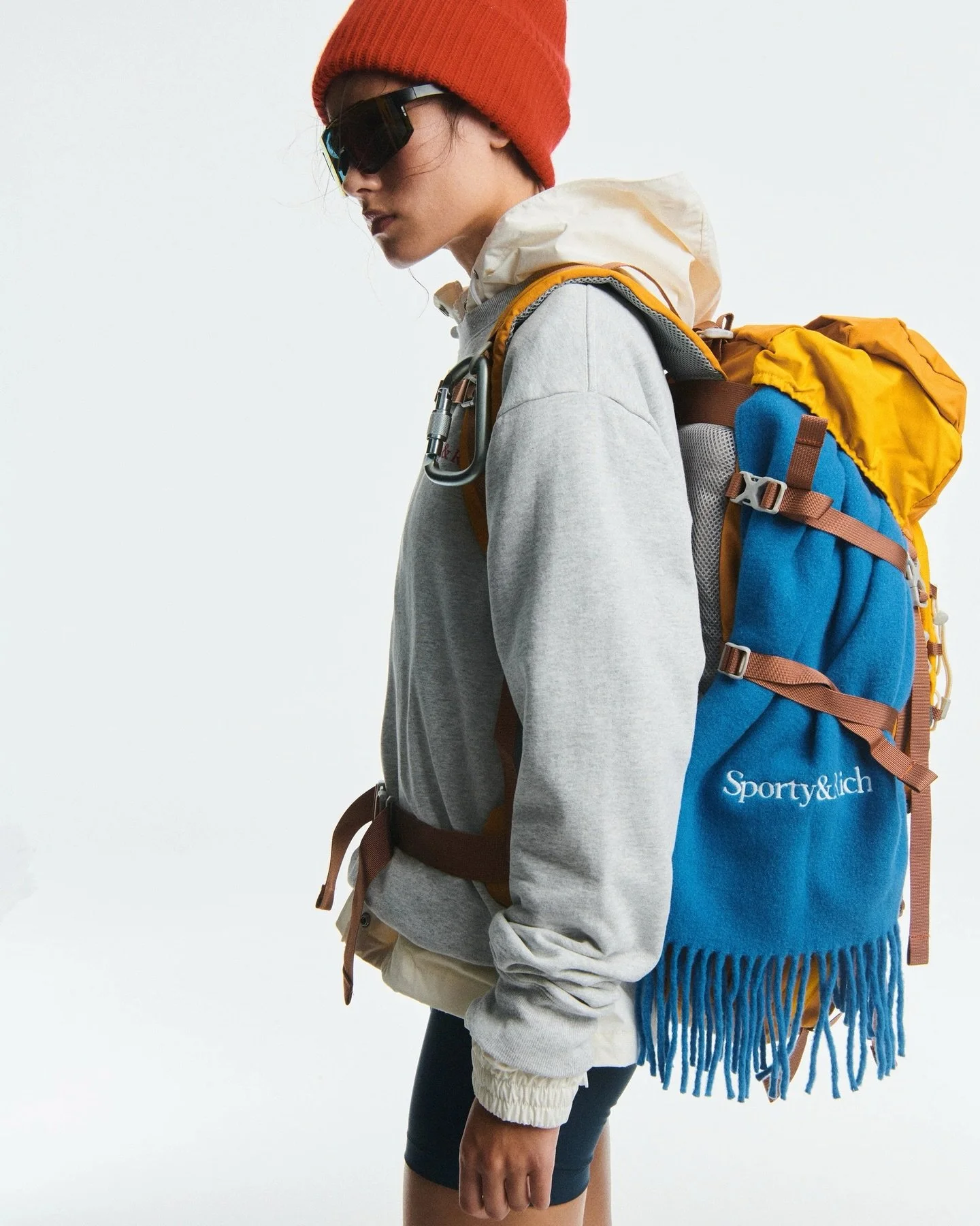 -
#newarrivals

洛杉磯休閒時裝品牌 SPORTY &amp; RICH，由前 KITH 女裝設計總監 Emily Oberg 創立，以 80、90 年代美式復古運動美學為靈感，融合健康生活哲學與洗鍊的設計語彙，迅速成為備受關注的當代指標品牌。

ASPORT 本次精選 Hiking Drop 系列，涵蓋保暖針織單品與舒適的冬季休閒套裝。設計靈感源自戶外的粗獷之美與探索精神，在機能與質感之間取得恰到好處的平衡，兼具舒適、保暖與高度實穿性，無論行走於山徑之間，或回歸城市日常，都能輕鬆