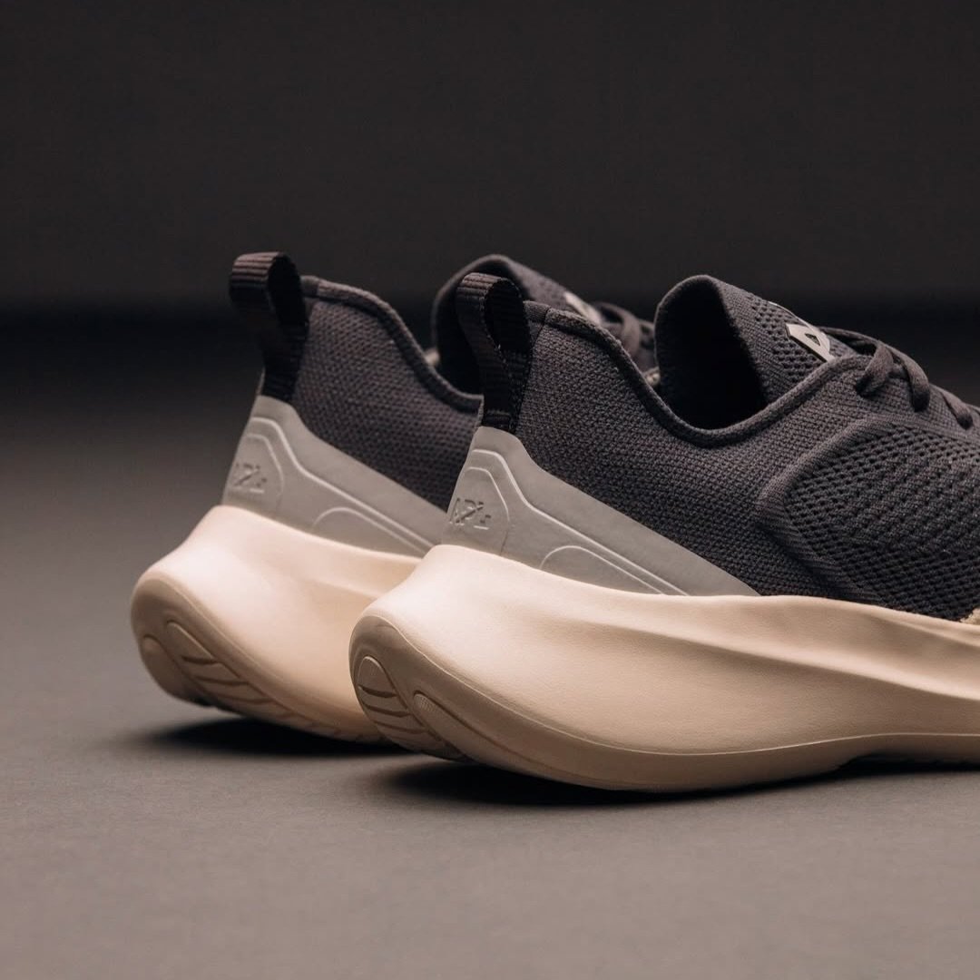 -
來自洛杉磯的精品鞋履品牌 APL (Athletic Propulsion Labs) 全面三折起！👟✨

深受時尚人士喜愛的 APL，不只有好看而已。
APL 將運動科學與極簡設計融合，打造出能同時應付日常移動與運動訓練的高性能鞋履！
專利的科技鞋底，提供穩定回彈與優異緩衝，讓每一次行走都能感受到腳步被溫柔承接。

本次特價精選多款人氣系列：
&bull; Streamline｜流線外型，FutureFoam&trade; 專利中底提供優異的壓縮、回彈能力，適合日常與慢跑訓練
&bull