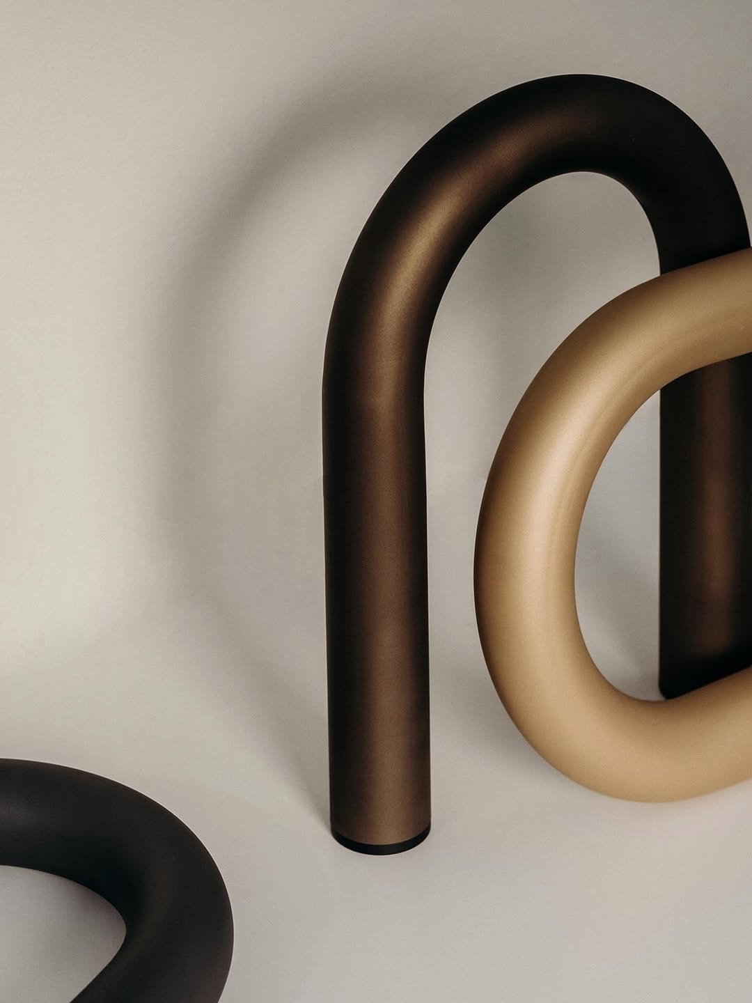 -
你對重量訓練輔具的想像是什麼？

EQUIPT MOVEMENT 以充滿美感的視角，設計出既可以作為重量訓練輔具，也可以當作居家擺飾的 U 型平衡重量環！

ASPORT 選入 4lb、8lb 及 12lb 不同重量，可以依據訓練強度自由選擇，無論你是初學者或已具備基礎肌力，都能找到適合自己的重量。

適用於：
✔ 皮拉提斯
✔ 瑜伽
✔ 芭蕾雕塑
✔ 肌力訓練

提供三種色系：
🖤 黑色
🤍 白色
🟤 古銅色

EQUIPT MOVEMENT 是健身的得力幫手，也是讓生活空間變得更有