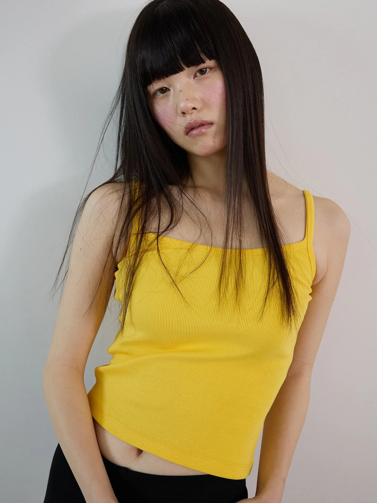 -
#AVAMHOME全面五折

當韓系質感走進日常衣櫥，穿搭就不只是搭配，而是一種生活提案。
由韓國知名造型師崔京元創立的品牌 AVAM HOME，以健康而自信的生活態度為核心，將「日常實穿」做到極致。
選用高品質面料，揉合簡約剪裁與率性休閒輪廓，創造出既舒適又有品位的穿搭選擇。

AVAM HOME 像一本為生活寫下的風格食譜，基礎中藏著細節，舒適裡遇見品味。
品牌的獨特魅力也成為許多韓星私服的愛用選擇，包括 BLACKPINK Jisoo、孝敏，以及演員 靜媛，都曾私下著用 AVAM HO