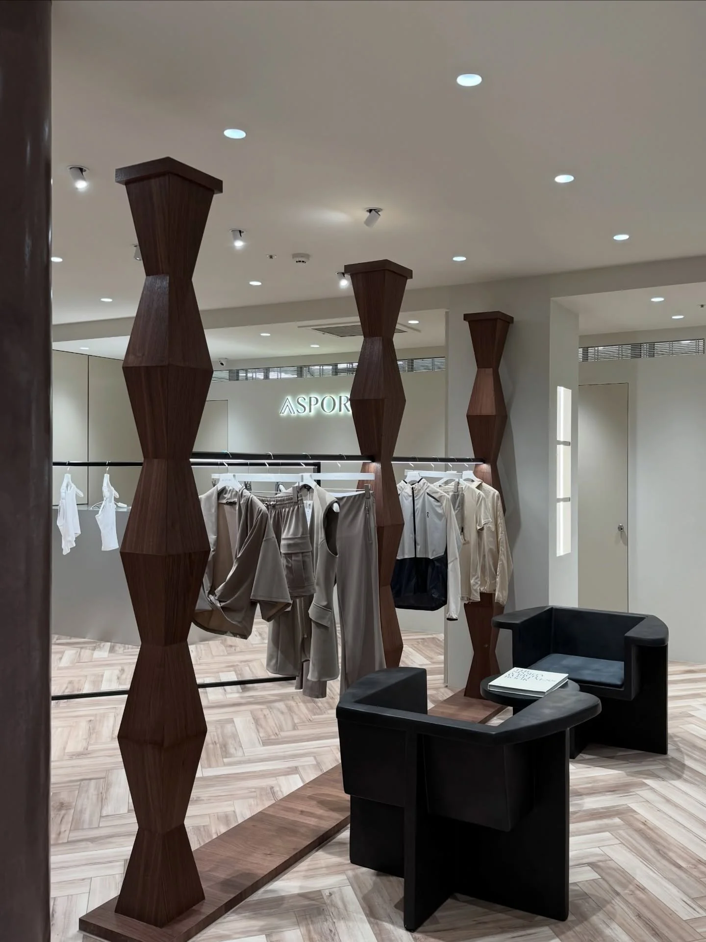 -
#ASPORTFinalChapter 
#全面三折起 
ASPORT 台北微風廣場門市以「運動動能」為靈感，將運動滾輪與幾何線條巧妙融合，在自然木皮和溫潤石材之間，打造出一個充滿流動感和舒適感的選品空間，喚起運動即生活的美好律動。 

微風門市承載著 ASPORT 四大核心精神：FASHION、WELLNESS、FITNESS、TECHNOLOGY。 
店內精選來自世界各地的高端運動與休閒品牌，從剪裁、布料到機能細節，每一件選品皆傳遞著風格與實用並重的生活態度。

誠摯邀請你走進 ASPO