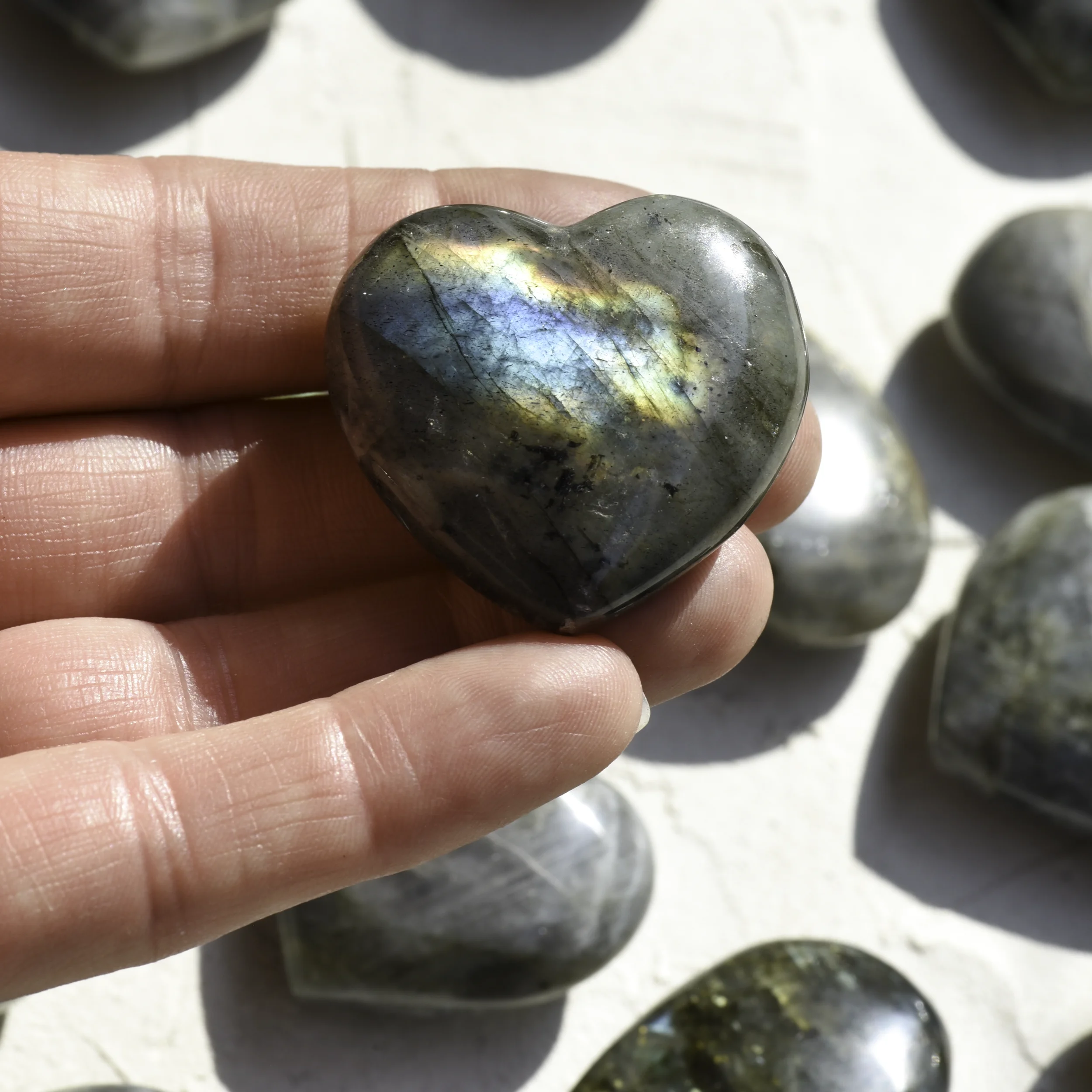 coeur-labradorite-verte-large-pierre-cristaux-holistique-lithotherapie-holilab-paris.webp