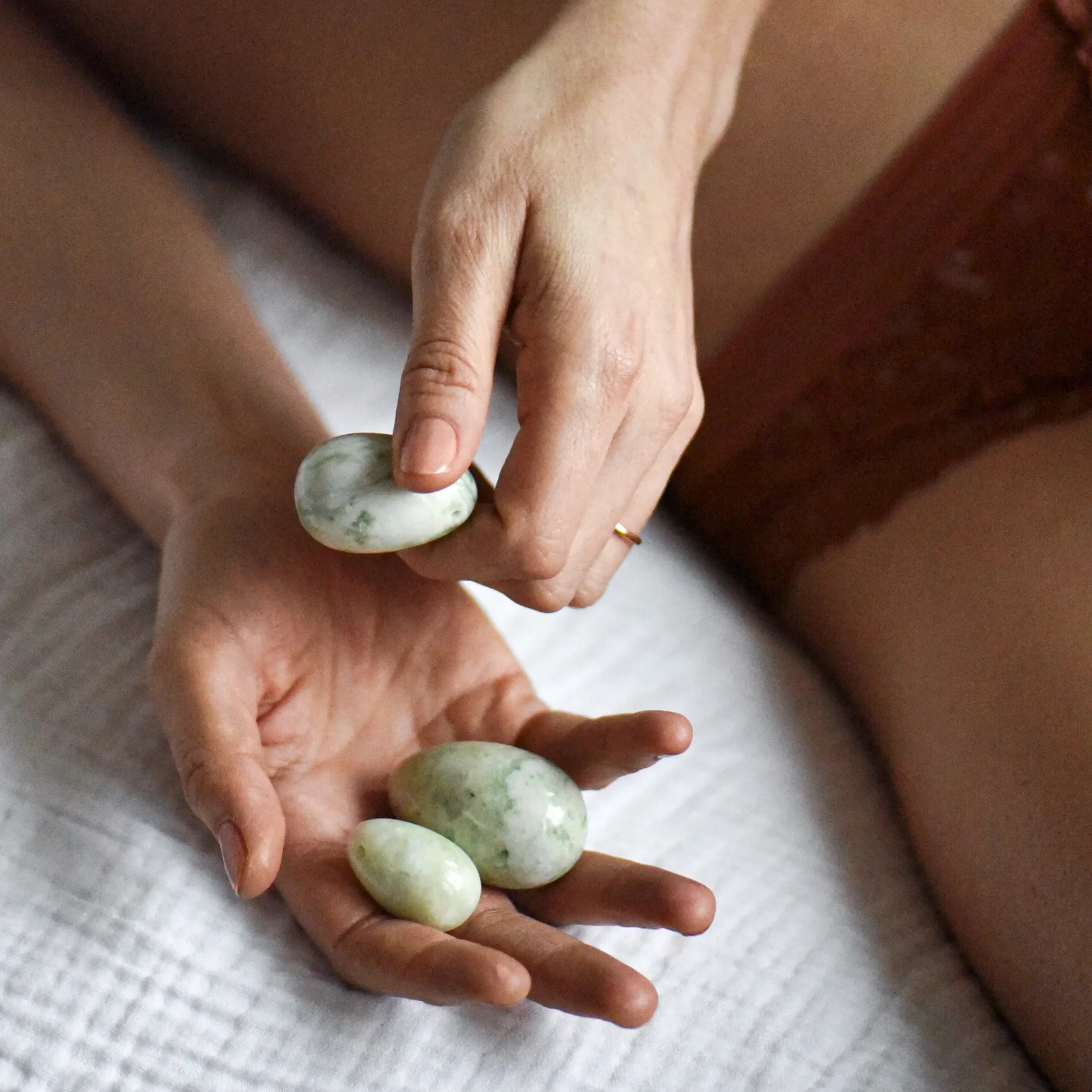 Oeuf-yoni-aventurine-verte-holistique-lithotherapie-holilab-paris.webp