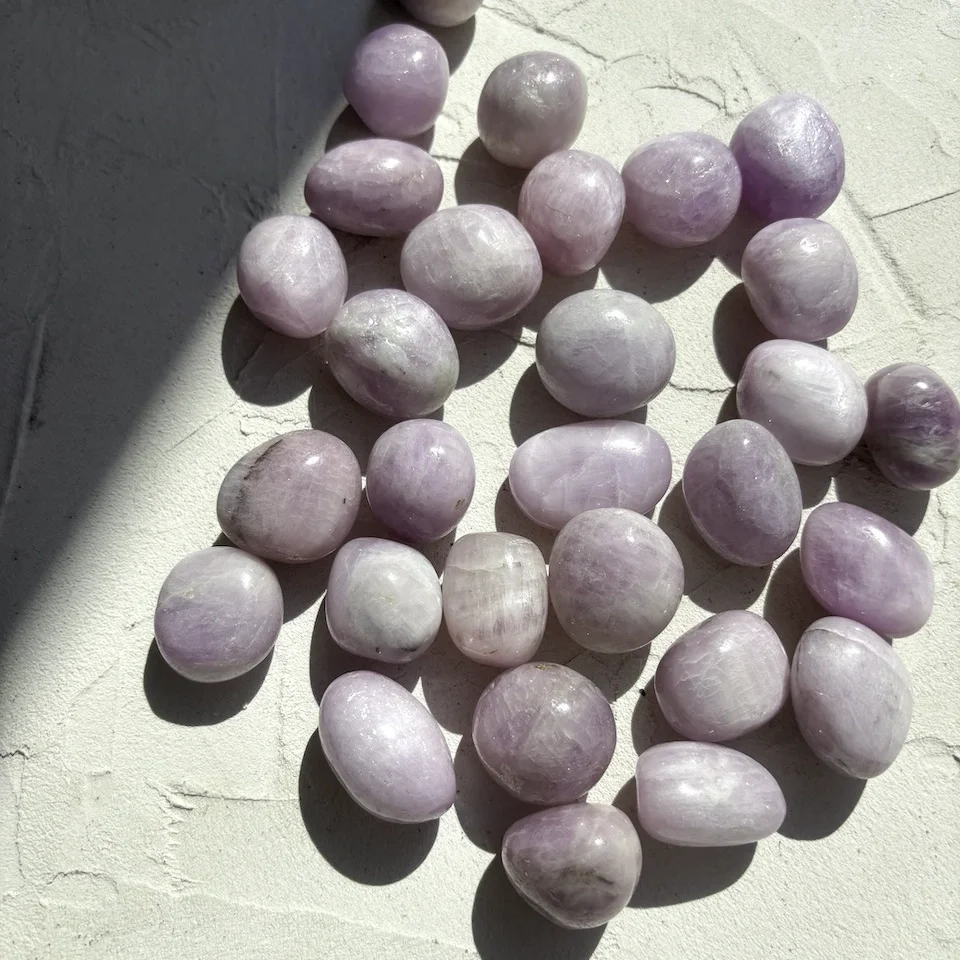 kunzite-pierre-roulee-cristaux-holistique-lithotherapie-holilab-paris.webp