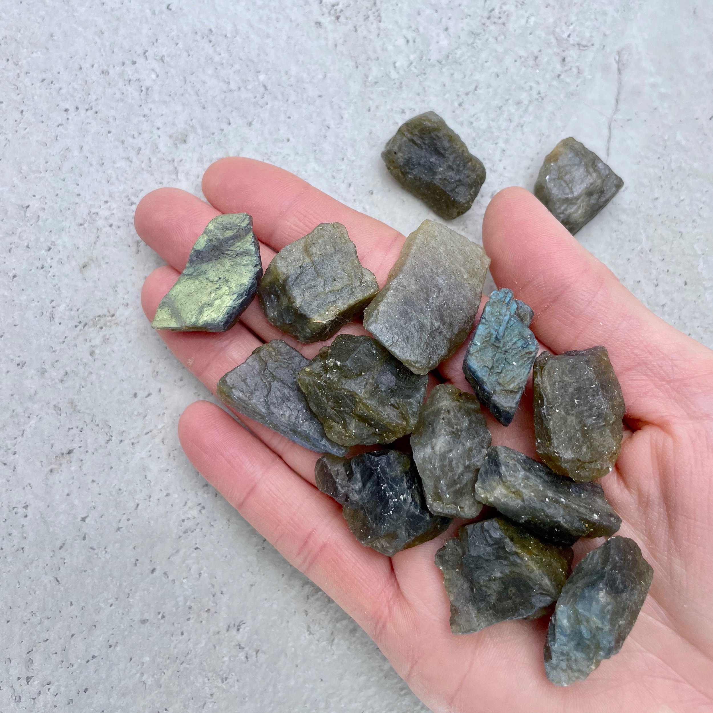 Labradorite-cristaux-taille2-lithotherapie-holilab-paris.jpg