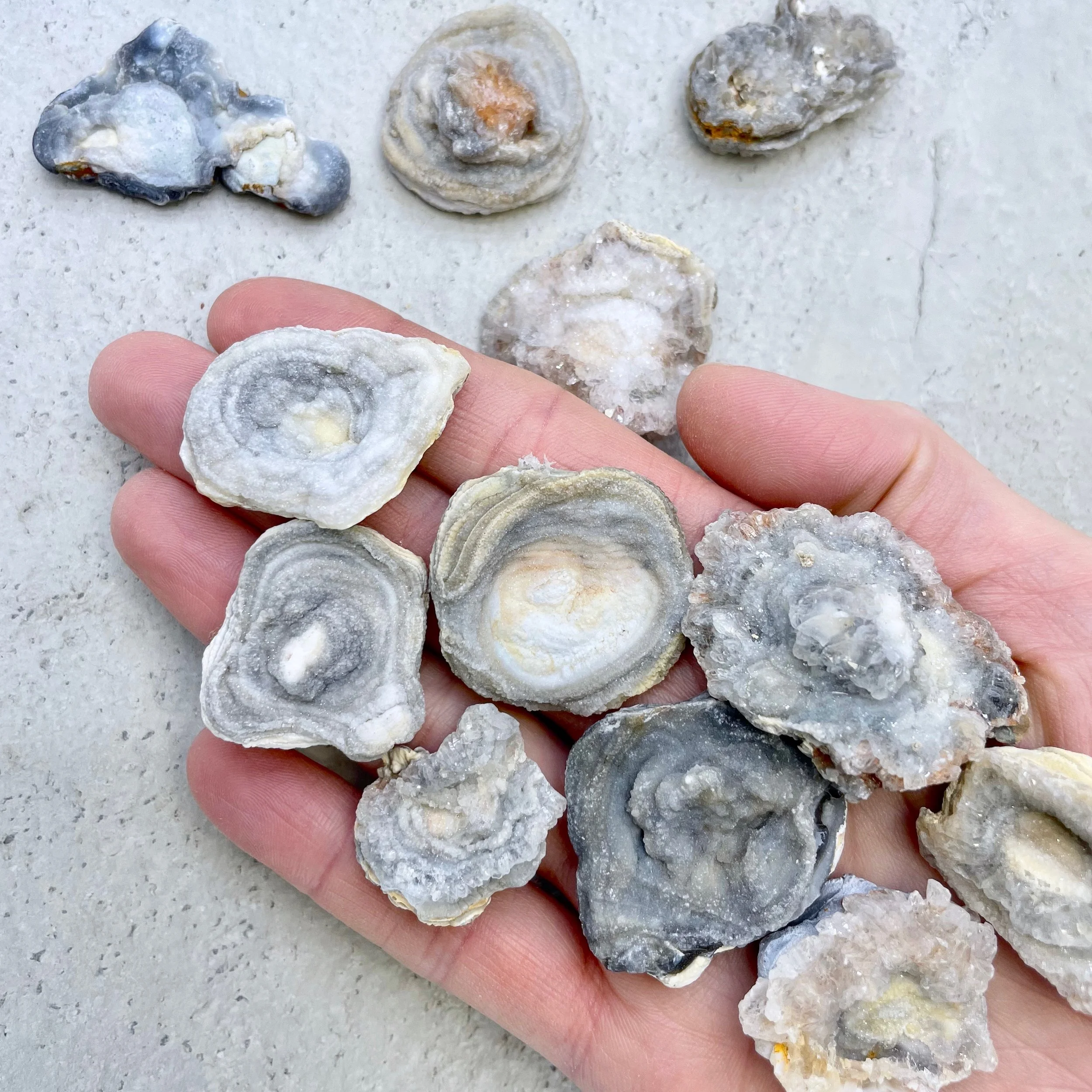 agate-calcedoine-brut-cristaux-holistique-lithotherapie-holilab-paris.jpg