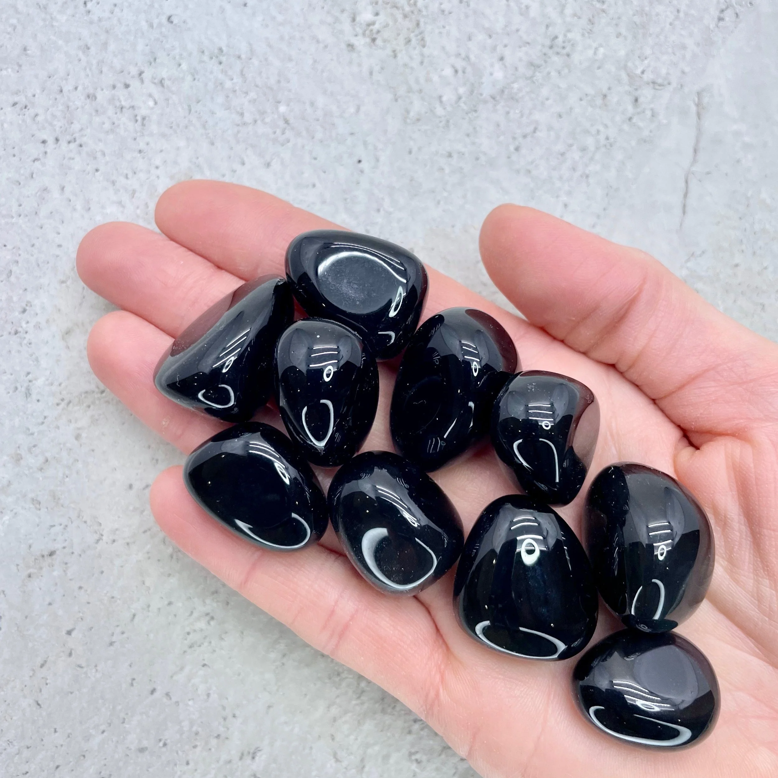 obsidienne-roulee-cristaux-holistique-taille1-lithotherapie-holilab-paris.jpg