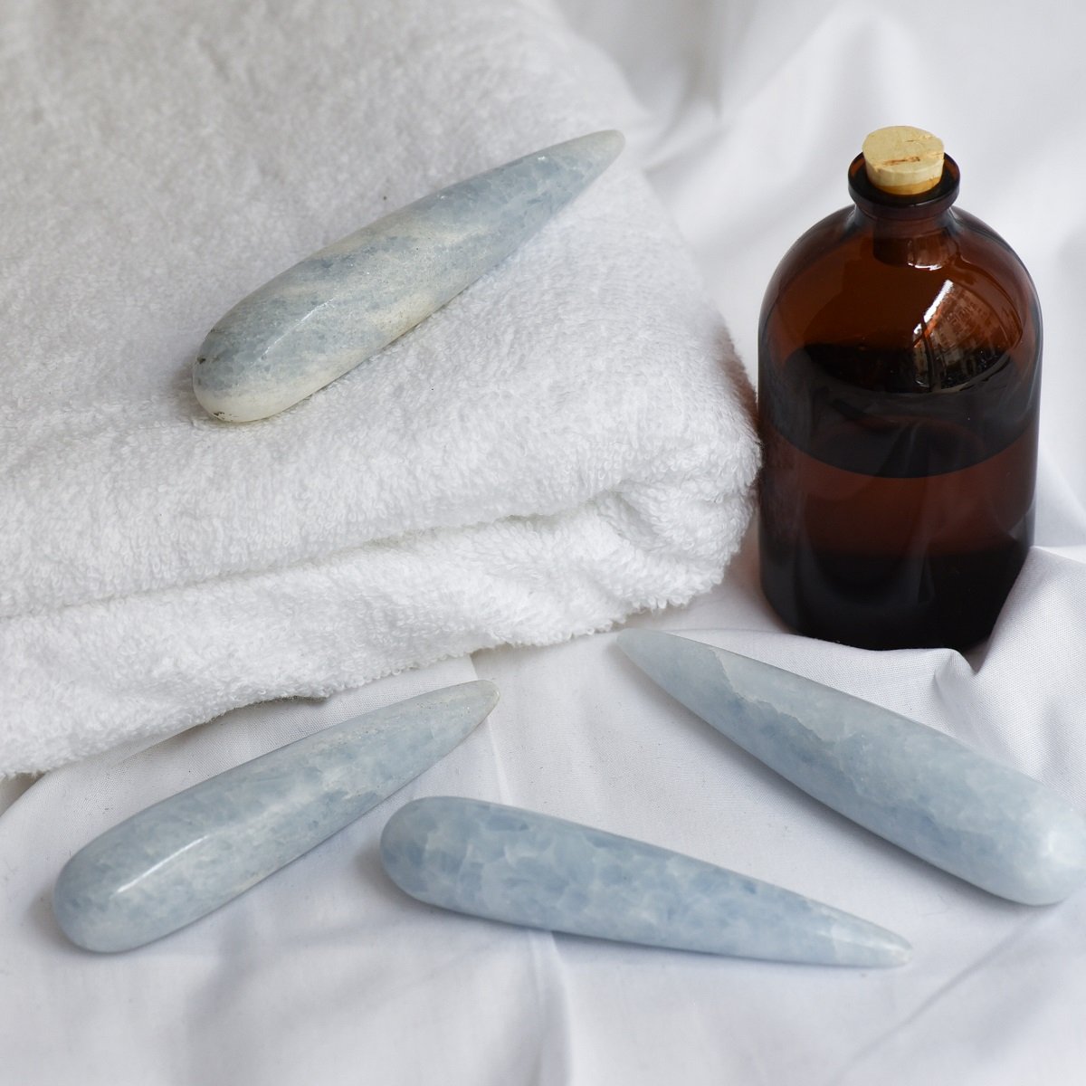 baton-de-massage-pierre-calcite-bleue-holilab-lithotherapie-bien-etre.jpg