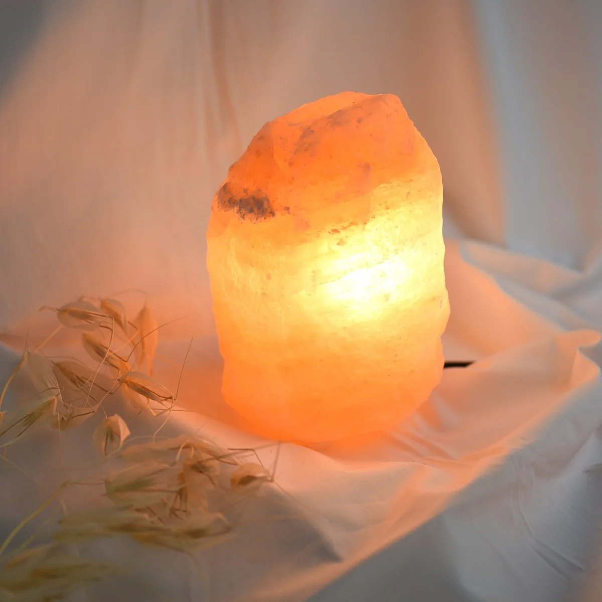 Faites entrer de la magie dans votre maison : créez un espace sacré avec lampes de sélénite, bougies énergétiques et autels de pierres