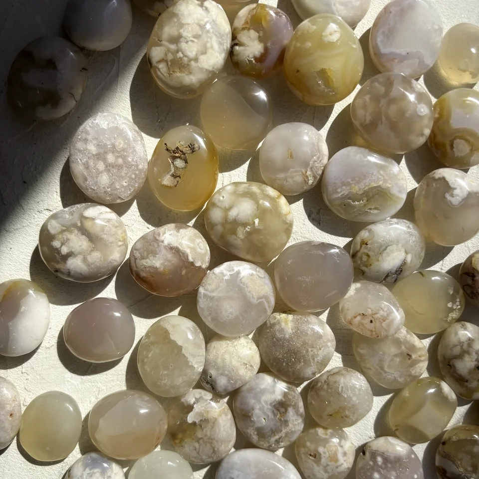 agate-fleur-pierre-roulee-cristaux-holistique-lithotherapie-holilab-paris.webp