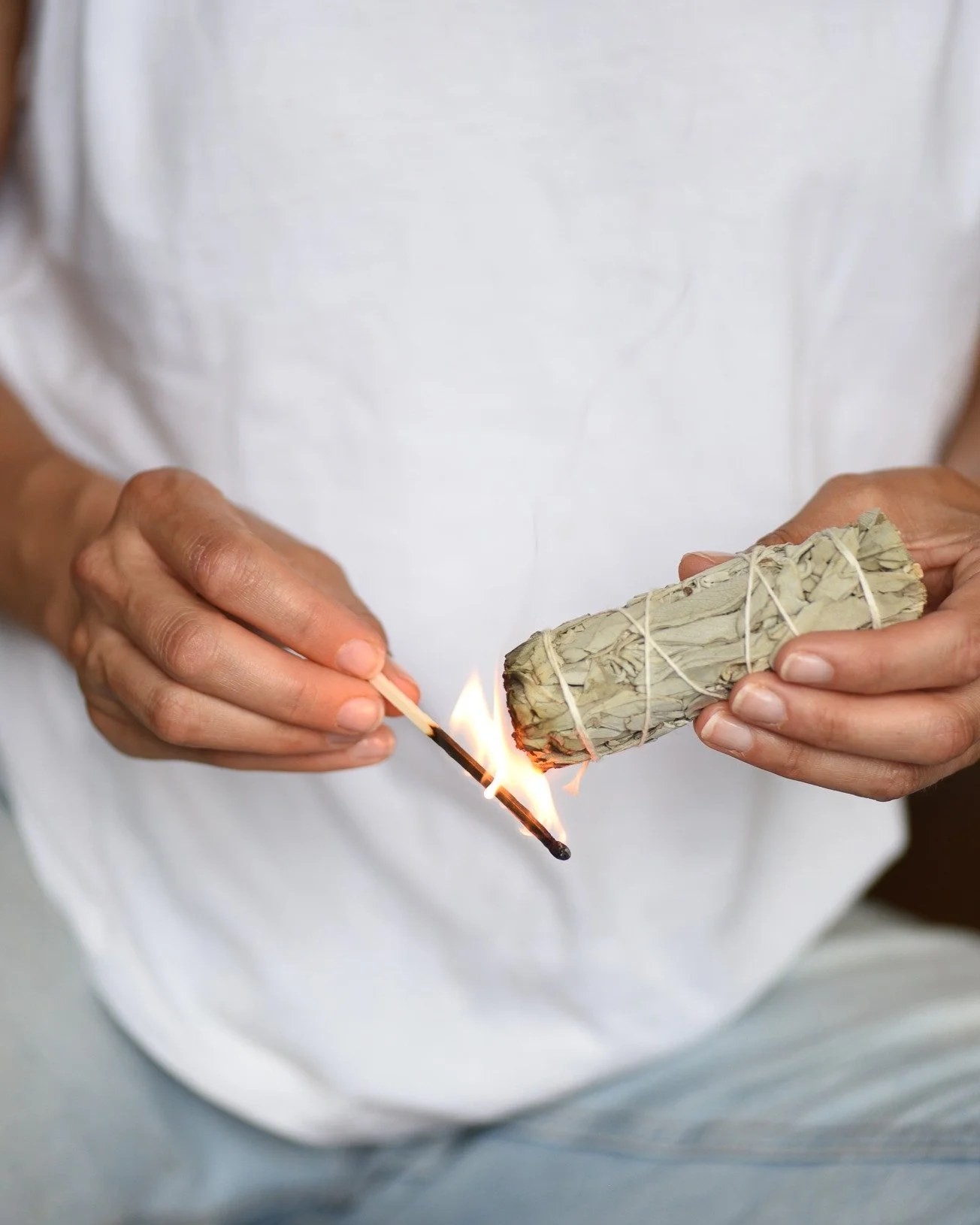 La sauge blanche est une plante aux vertus ancestrales, utilis&eacute;e depuis des si&egrave;cles par diff&eacute;rentes cultures pour purifier les lieux, les objets et les &eacute;nergies. 🌿

🌱 Pourquoi utiliser la sauge blanche ?
Purification &ea