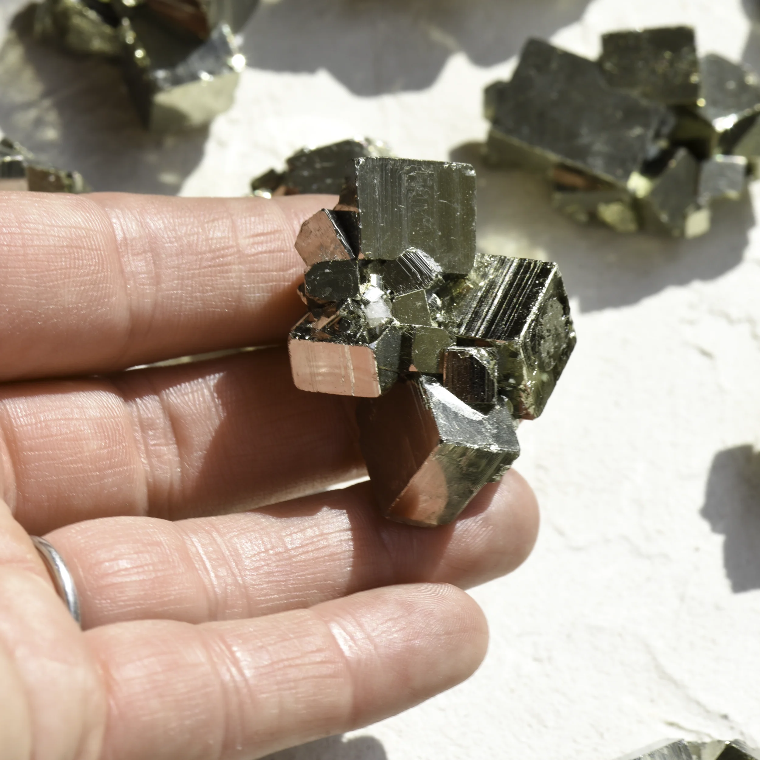 pyrite-extra-brute-cluster-large-cristaux-holistique-lithotherapie-holilab-paris-france.webp